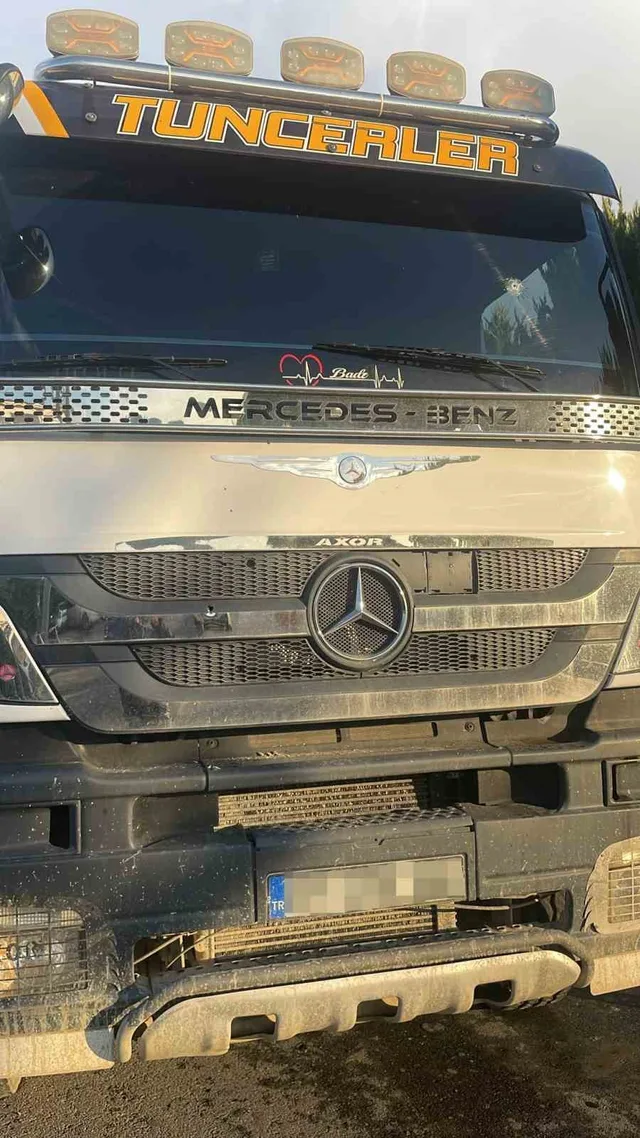 ANTALYA’NIN GAZİPAŞA İLÇESİNDE SEYİR HALİNDEKİ KAMYONA KİMLİĞİ BELİRSİZ KİŞİ VEYA KİŞİLER TARAFINDAN SİLAHLI SALDIRI DÜZENLENDİ. KAMYONA 5 EL ATEŞ EDİLDİĞİ OLAYDA SÜRÜCÜ MUSTAFA T. YARALANDI.