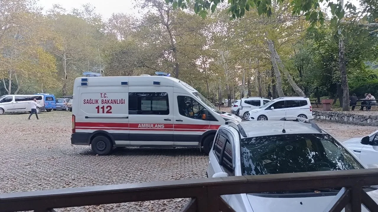 ADANA'NIN KOZAN İLÇESİNDE 22 YAŞINDAKİ SEVDA DİNLER, AİLESİ İLE PİKNİK YAPARKEN TÜFEKLE VURULARAK ÖLDÜRÜLDÜ.
