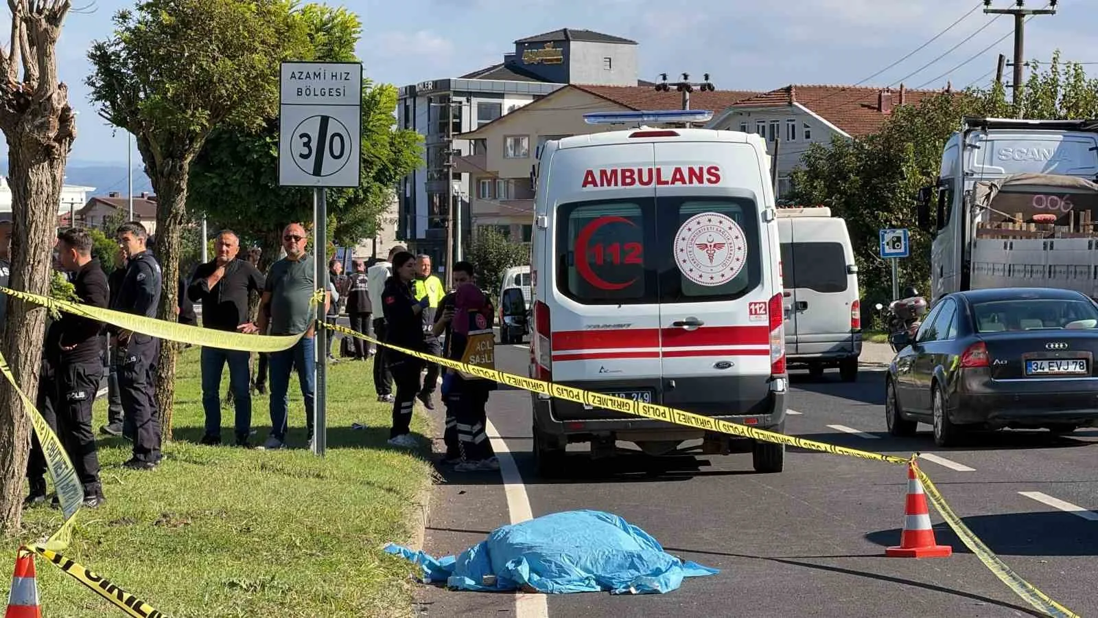 DÜZCE’NİN KONURALP BÖLGESİ EDS MEVKİİNDE MEYDANA GELEN TRAFİK KAZASINDA MOTOSİKLETİN ÇARPTIĞI İBRAHİM GÜRDAL HAYATINI KAYBEDERKEN, MOTOSİKLET SÜRÜCÜSÜ İSA P. AĞIR YARALANDI.