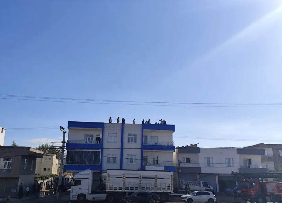 DİYARBAKIR’IN BİSMİL İLÇESİNDE SACI ÇEKMEK İSTERKEN YÜKSEK GERİLİM HATTINA TEMAS ETMESİ SONUCU ELEKTRİK AKIMINA KAPILAN KAYNAK USTASI HAYATINI KAYBEDERKEN, 2 ÇIRAĞI DA AĞIR YARALANDI.