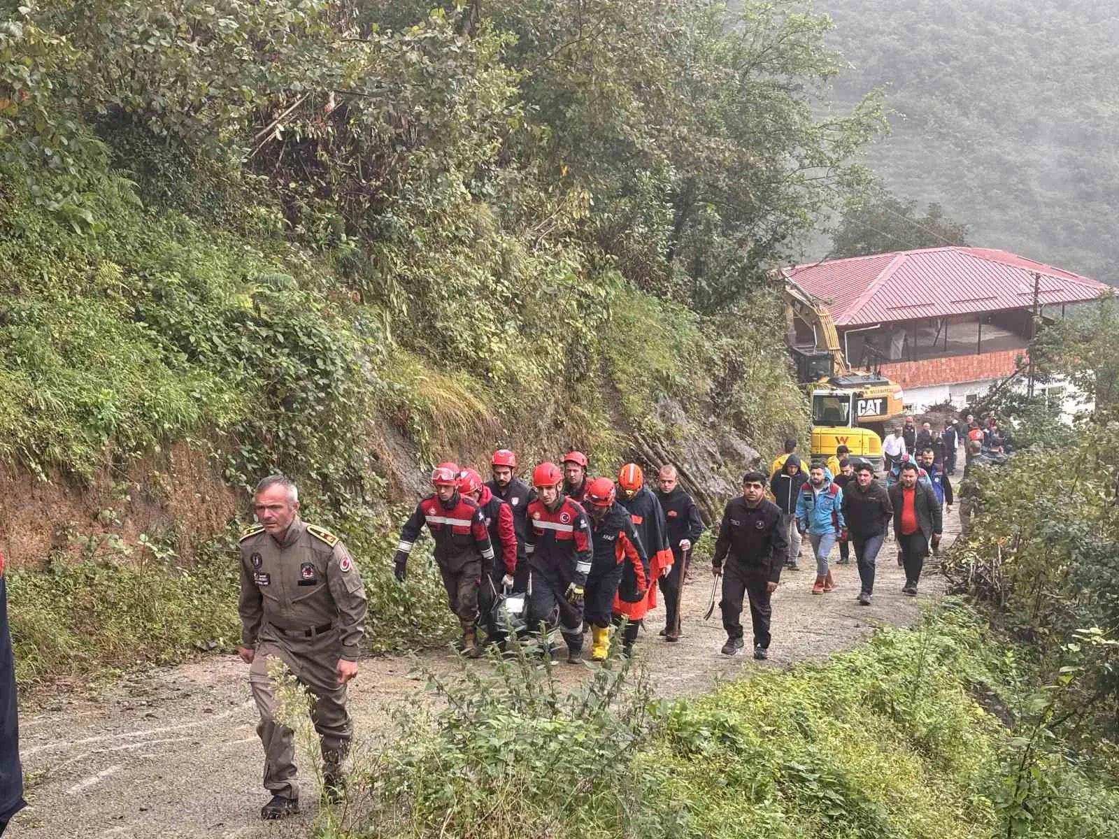 TRABZON'UN ORTAHİSAR İLÇESİNE BAĞLI ÇAĞLAYAN MAHALLESİ'NDE MEYDANA GELEN TOPRAK KAYMASINDA BİR İŞÇİ HAYATINI KAYBETTİ.