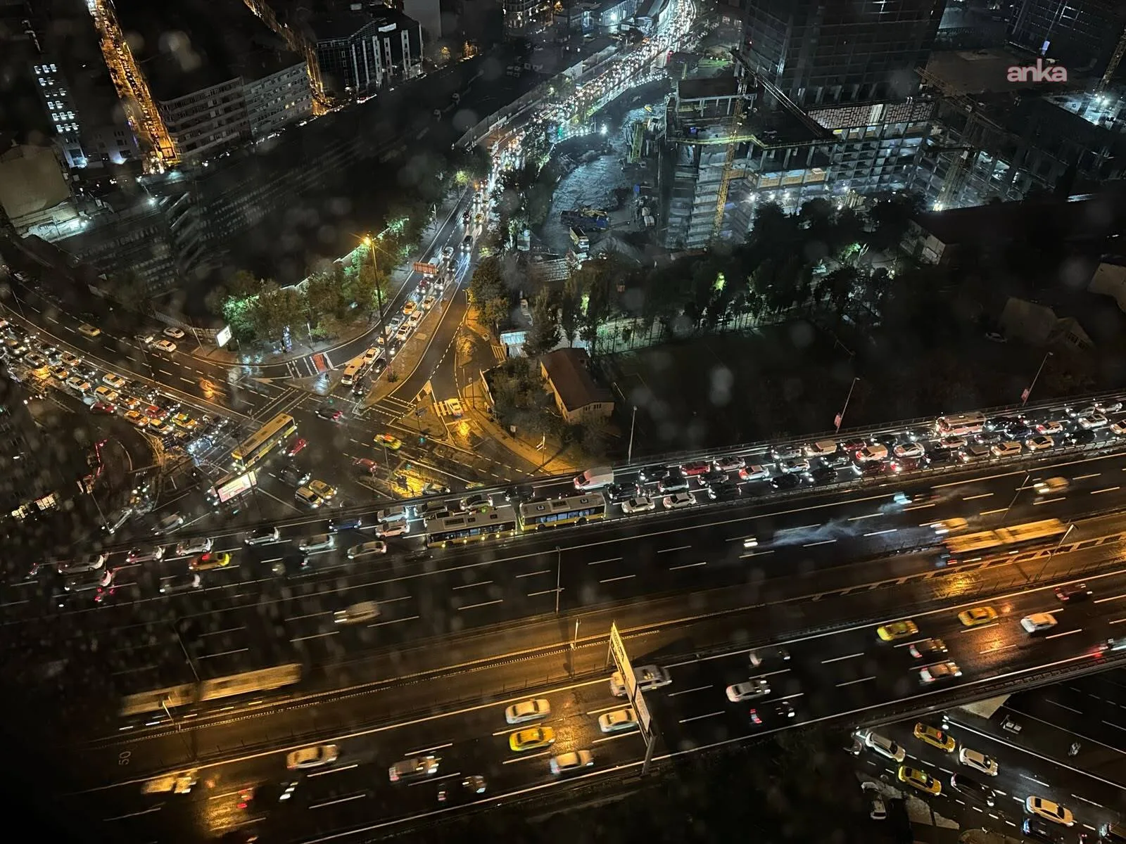 Fatih'te bir çocuk parkta su birikintisinde elektrik akımına kapılarak öldü — fotoğraf 3