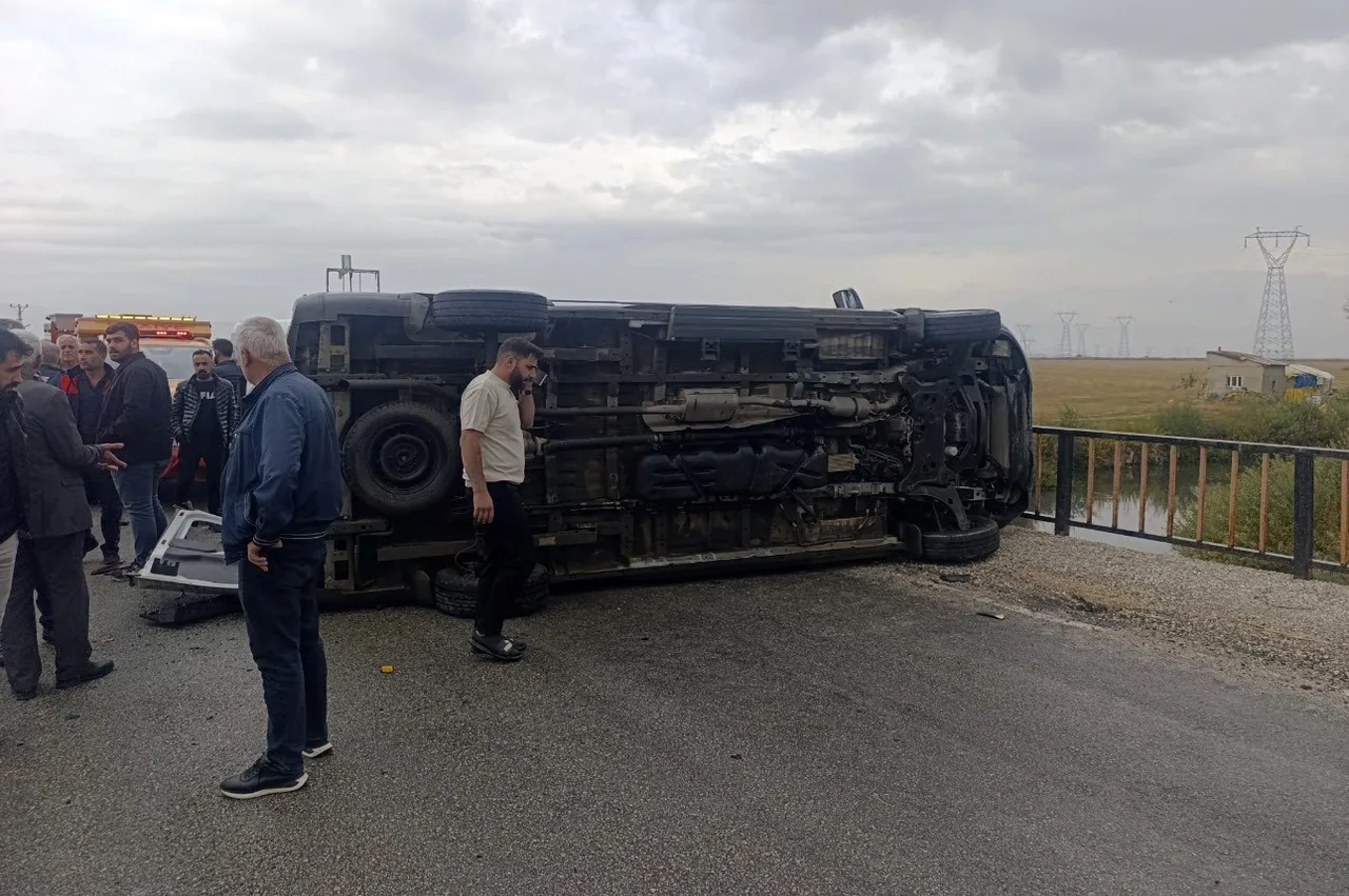 HAKKARİ'NİN YÜKSEKOVA İLÇESİNDE OKUL SERVİSİNİN DEVRİLMESİ SONUCU 10 ÖĞRENCİ YARALANDI.
