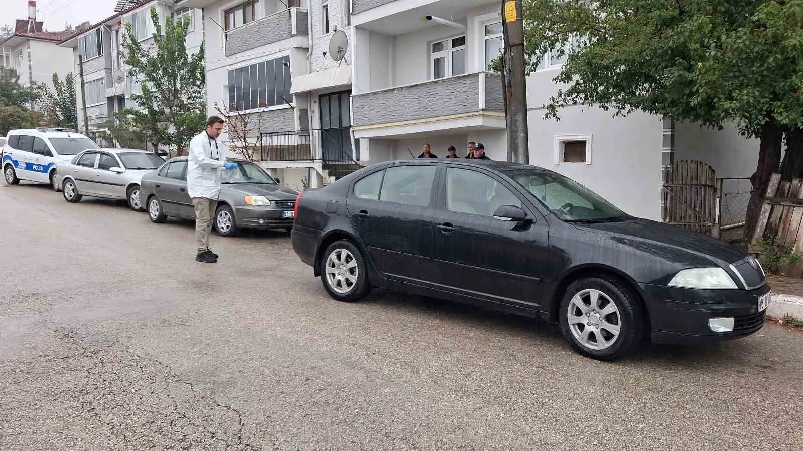KARABÜK’ÜN ESKİPAZAR İLÇESİNDE OTOMOBİLİNDEN İNDİKTEN SONRA DENGESİNİ KAYBEDEREK YERE DÜŞEN RECEP TOKAT, KALDIRILDIĞI HASTANEDE HAYATINI KAYBETTİ.