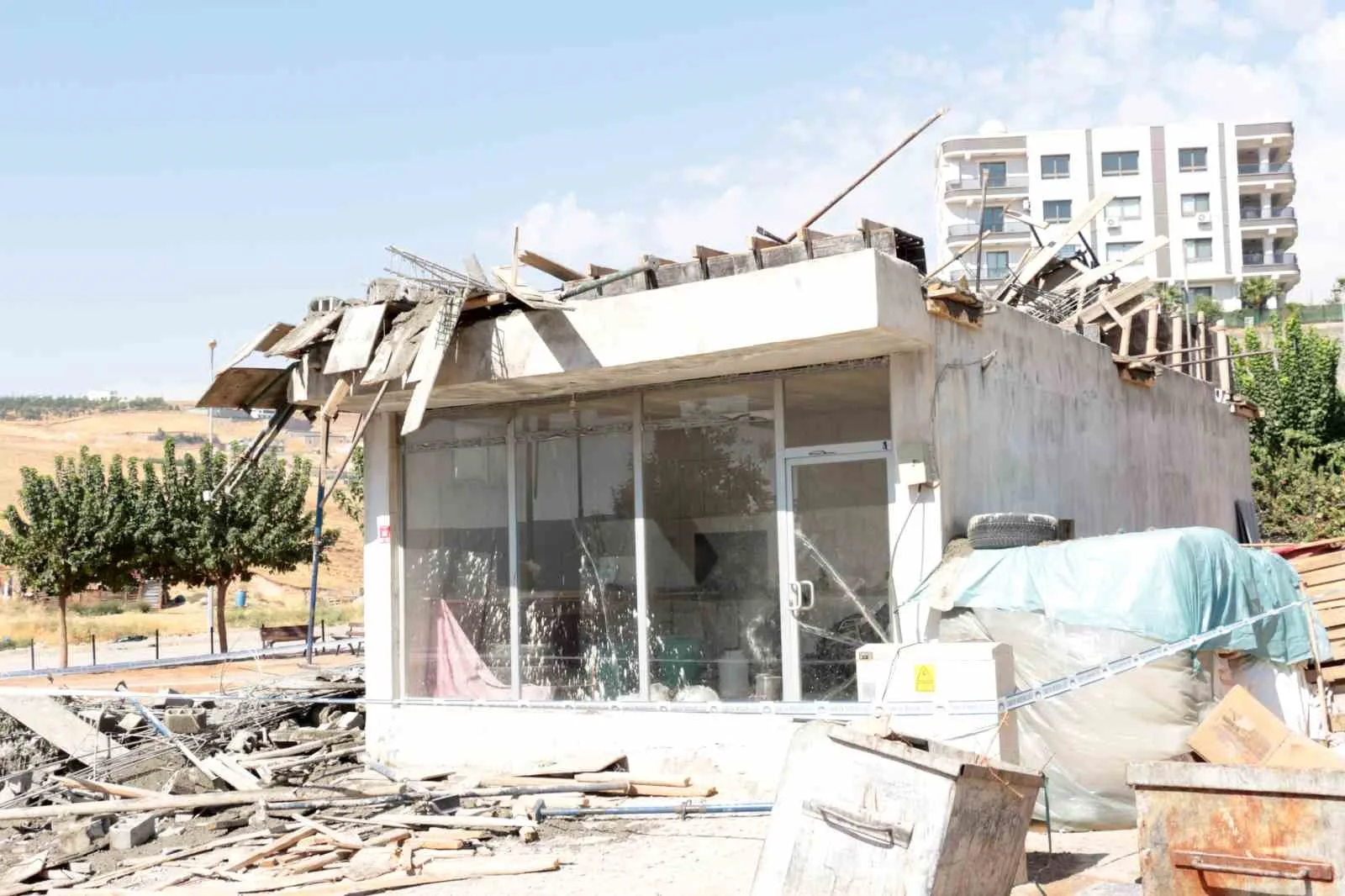 ŞIRNAK'IN CİZRE İLÇESİNDE İNŞAATTA MEYDANA GELEN GÖÇÜKTE 5 İŞÇİ BETON VE DEMİR YIĞINLARININ ALTINDA KALARAK YARALANDI.