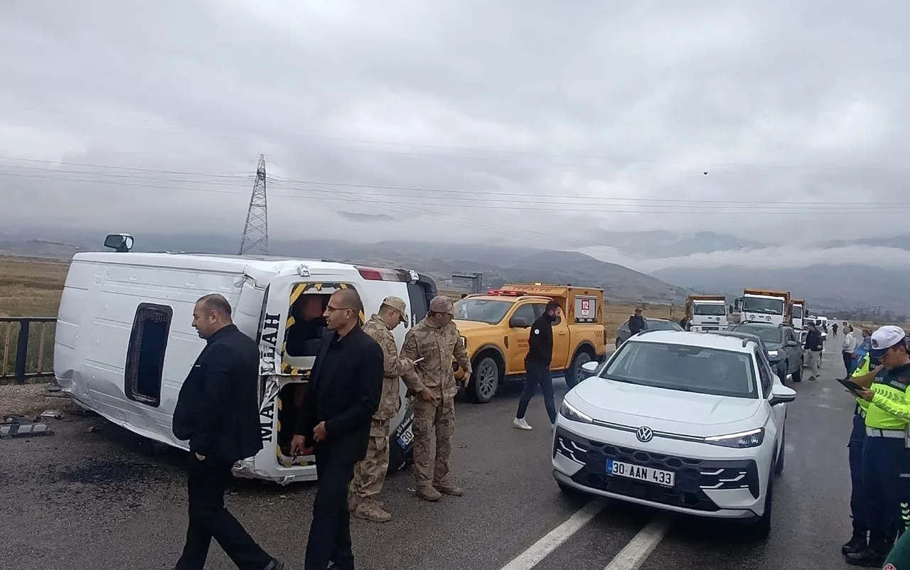 HAKKARİ'NİN YÜKSEKOVA İLÇESİNDE OKUL SERVİSİNİN DEVRİLMESİ SONUCU 10 ÖĞRENCİ YARALANDI.