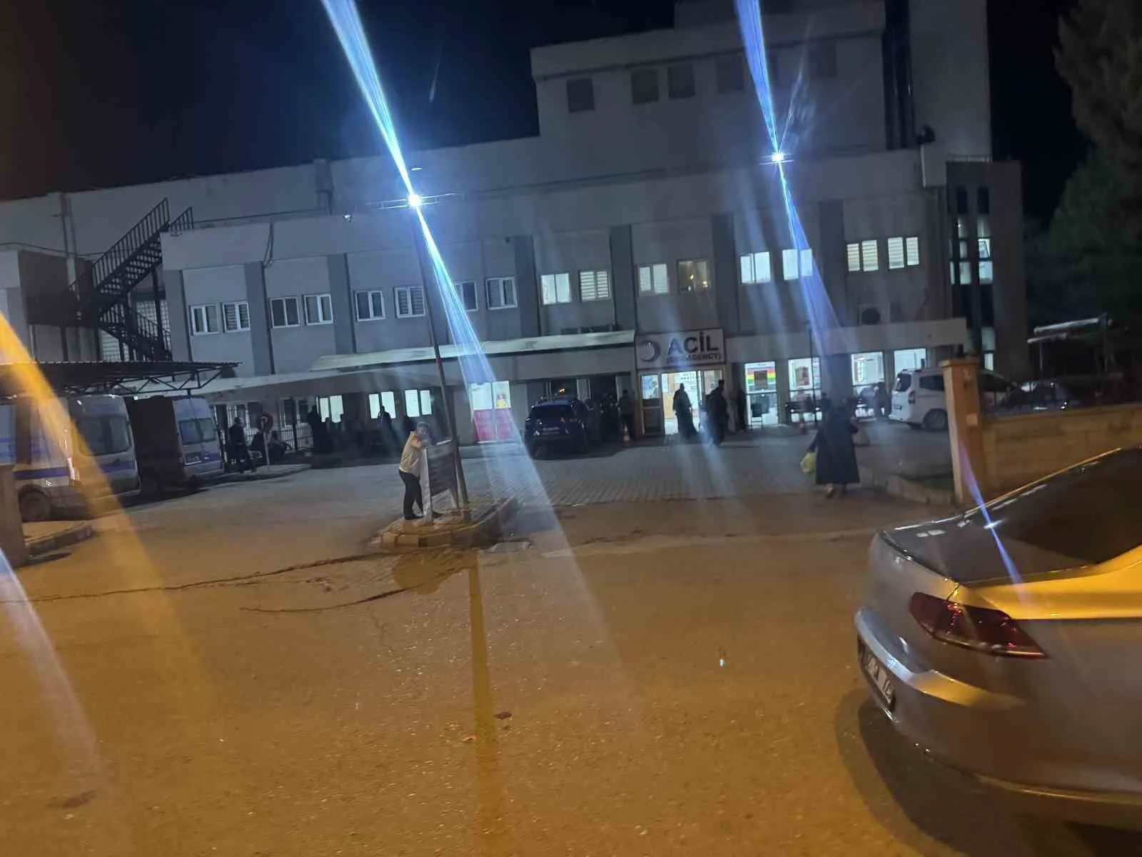 SİİRT’İN KURTALAN İLÇESİNE BAĞLI KAYABAĞLAR BELDESİNDE DIŞARIDAN YEDİKLERİ YEMEK SONRASI RAHATSIZLANAN 25 KİŞİ, HASTANEYE KALDIRILARAK TEDAVİ ALTINA ALINDI.
