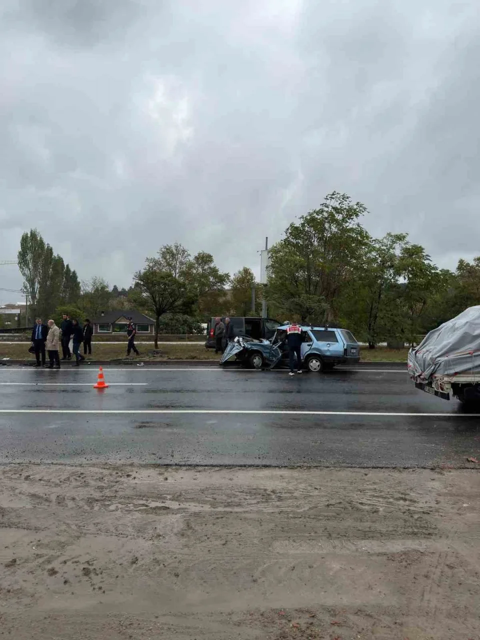 YALOVA-BURSA KARA YOLUNDA OTOMOBİL VE MİNİBÜSÜN ÇARPIŞMASI SONUCU MEYDANA GELEN KAZADA 1 KİŞİ ÖLDÜ.