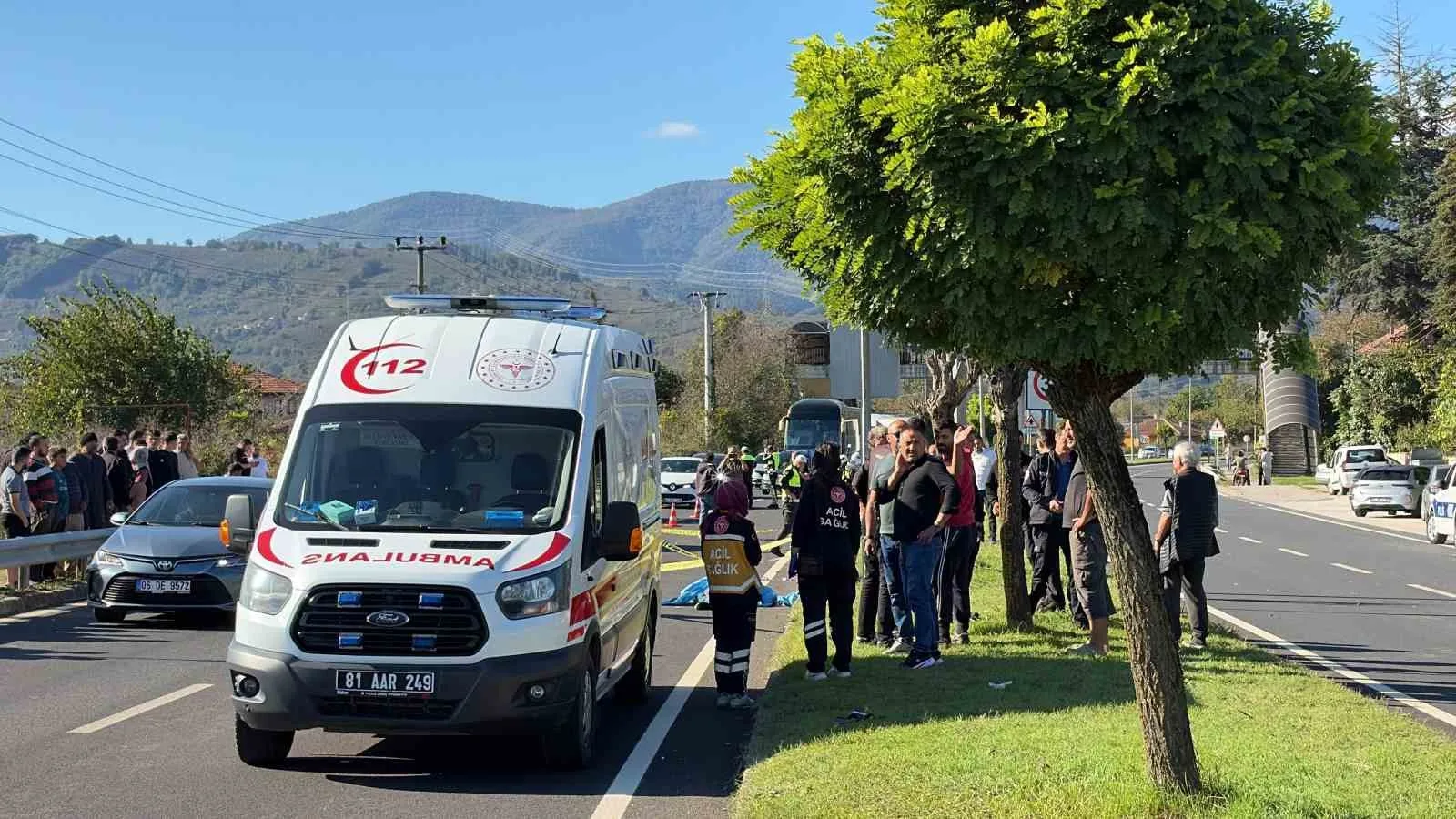 AĞIR YARALANAN MOTOSİKLET SÜRÜCÜSÜ İSA P. İSE HASTANEYE KALDIRILARAK TEDAVİ ALTINA ALINDI. ACI HABERİ ALAN GÜRDAL'IN YAKINLARI DA OLAY YERİNE GELDİ.