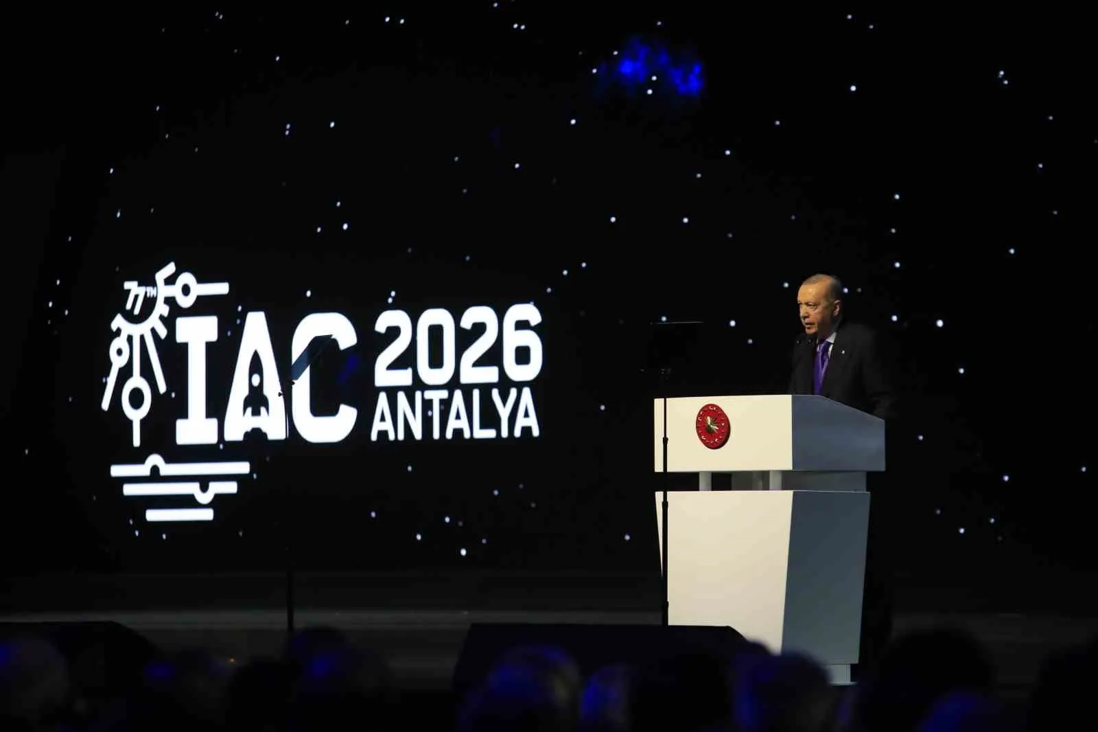 CUMHURBAŞKANI RECEP TAYYİP ERDOĞAN, ANTALYA'DA DÜZENLENEN 77. ULUSLARARASI UZAY KONGRESİ'NİN RESMİ AÇILIŞ TÖRENİNDE, SOMALİ'DE UZAY LİMANININ İNŞA ÇALIŞMALARINI BAŞLATTIKLARINI AÇIKLADI. AY UZAY ARACININ ÜRETİM, MONTAJ VE ENTEGRASYONUNUN TAMAMLANDIĞINI DA BELİRTEN ERDOĞAN, UZAYIN SİLAHLANMA YARIŞININ BİR ARACI HALİNE GETİRİLMESİNİ ELEŞTİREREK, "UZAY, ÖNDEN GİDENİN EL KOYDUĞU BİR GANİMET DEĞİLDİR. ÖZELLİKLE UZAYI SİLAHLANDIRMAK VE BURAYI SİLAHLANMA YARIŞININ ARACI HALİNE GETİRMEK FEVKALADE YANLIŞTIR" DEDİ.