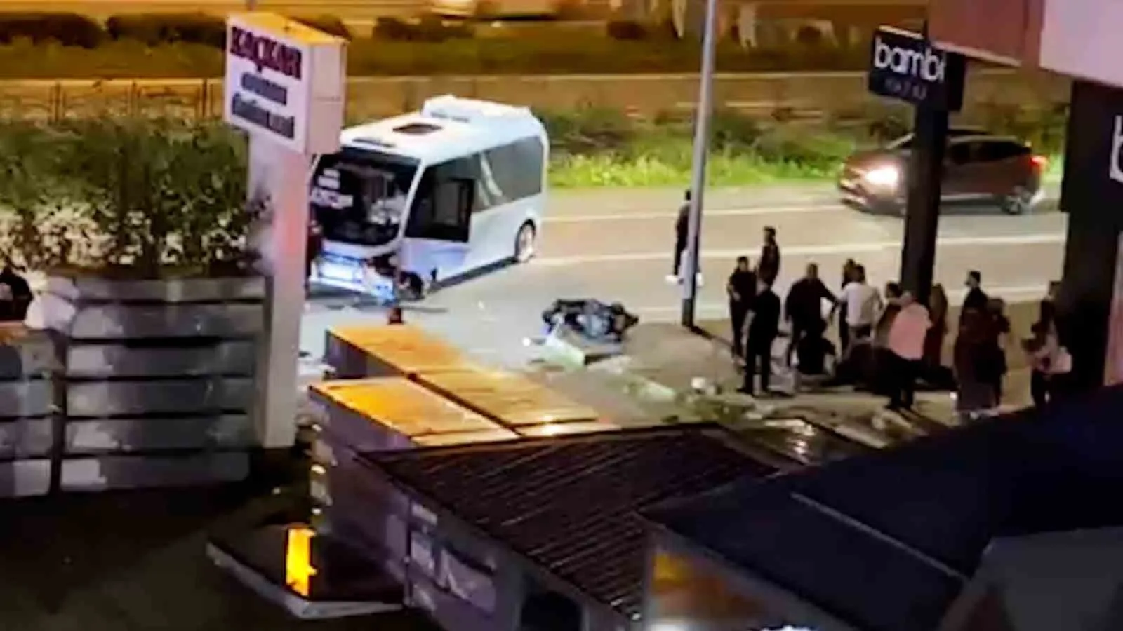 RİZE'DE ŞEHİR İÇİ YOLCU MİNİBÜSÜ İLE MOTOSİKLETİN ÇARPIŞMASI SONUCU MEYDANA GELEN TRAFİK KAZASINDA MOTOSİKLET SÜRÜCÜSÜ HAYATINI KAYBETTİ