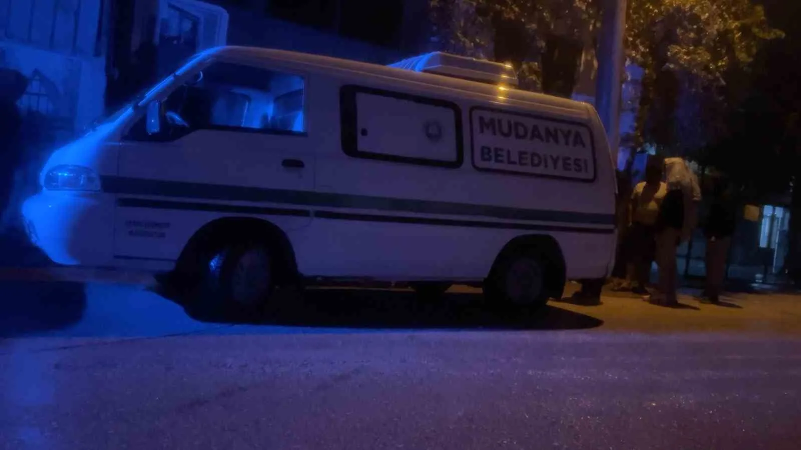 BURSA’DA İŞ YERİNİN ÇATISINDAN DÜŞEN ADAM HAYATINI KAYBETTİ. BABASINDAN HABER ALAMAYAN OĞLU, İŞ YERİNDE ACI MANZARAYLA KARŞILAŞTI.