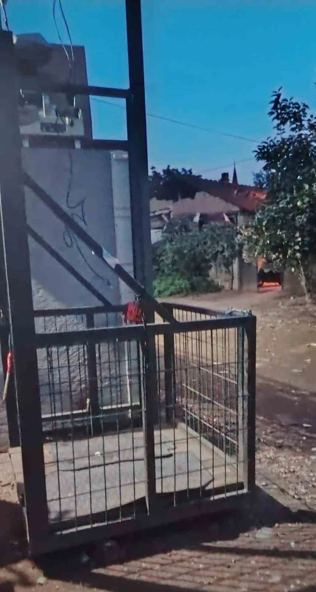 BURSA'NIN İNEGÖL İLÇESİNDE YÜRÜME ENGELLİ ADAM VE EŞİ, EVLERİNİN DIŞ CEPHESİNE KURDURDUKLARI ENGELLİ ASANSÖRÜNÜN YAKLAŞIK 4 METRE YÜKSEKLİKTEN DÜŞMESİ SONUCU YARALANDI. AĞIR YARALANAN ENGELLİ ADAM, TEDAVİ GÖRDÜĞÜ HASTANEDE HAYATINI KAYBETTİ.