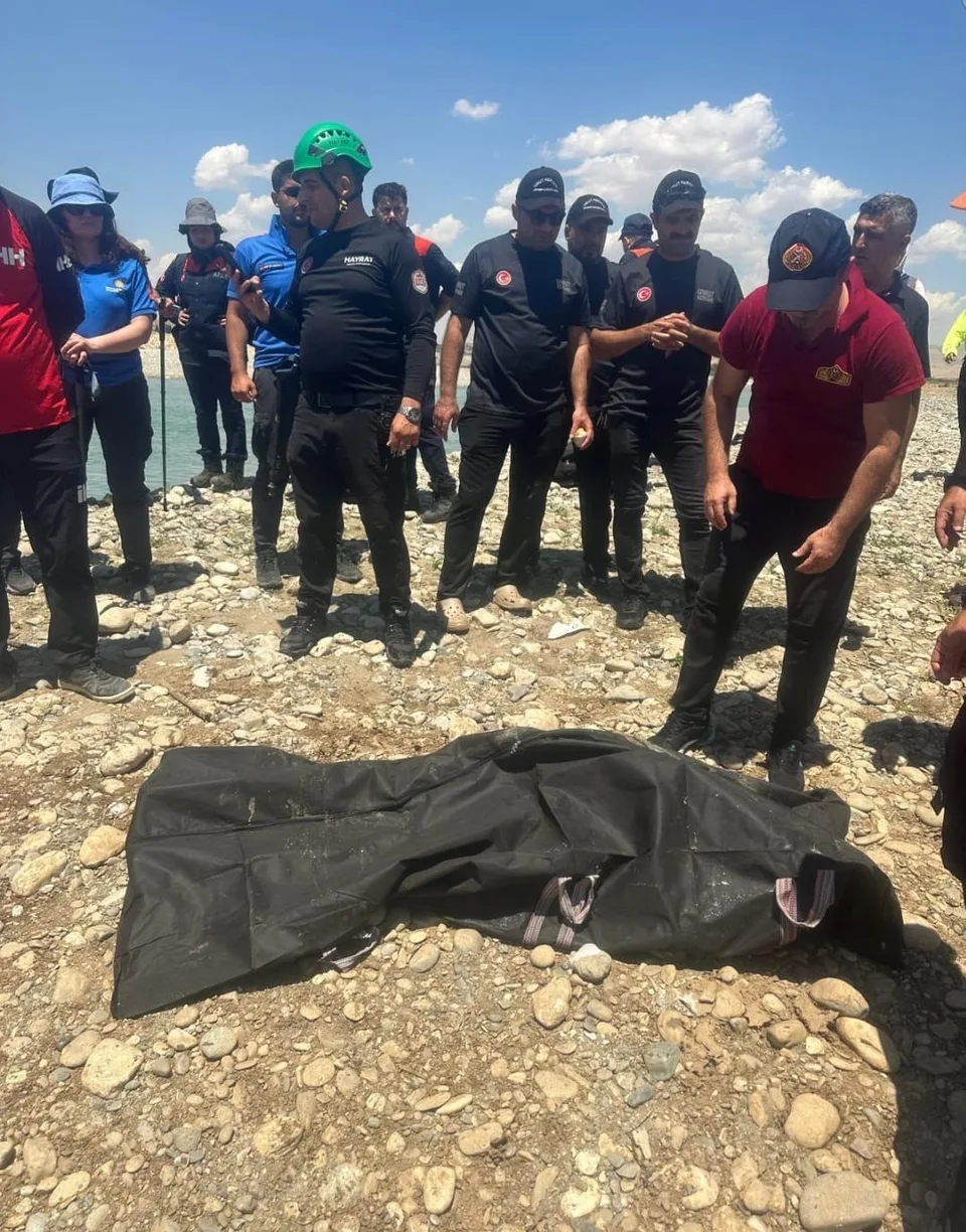 BATMAN ÇAYI’NA DÜŞEREK AKINTIYA KAPILAN 14 YAŞINDAKİ TUBA DURSUN’UN CANSIZ BEDENİ, BU SABAH SUYA DÜŞTÜĞÜ YERİN BİRKAÇ METRE İLERİSİNDE BULUNDU.