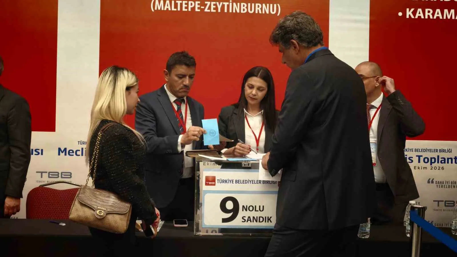 MERSİN BÜYÜKŞEHİR BELEDİYESİ VE TÜRKİYE BELEDİYELER BİRLİĞİ (TBB) BAŞKANI VAHAP SEÇER’İN GÖREVDEN UZAKLAŞTIRILMASININ ARDINDAN MAHALLİ İDARE BİRLİKLERİ KANUNU’NUN 22’NCİ VE 5393 SAYILI BELEDİYE KANUNU’NUN 45’İNCİ MADDELERİ UYARINCA ANKARA VALİLİĞİNİN ÇAĞRISI DOĞRULTUSUNDA TBB MECLİSİ ANKARA’DA ‘BAŞKAN VEKİLİ SEÇİMİ YAPILMASI’ GÜNDEMİYLE BİR ARAYA GELDİ.