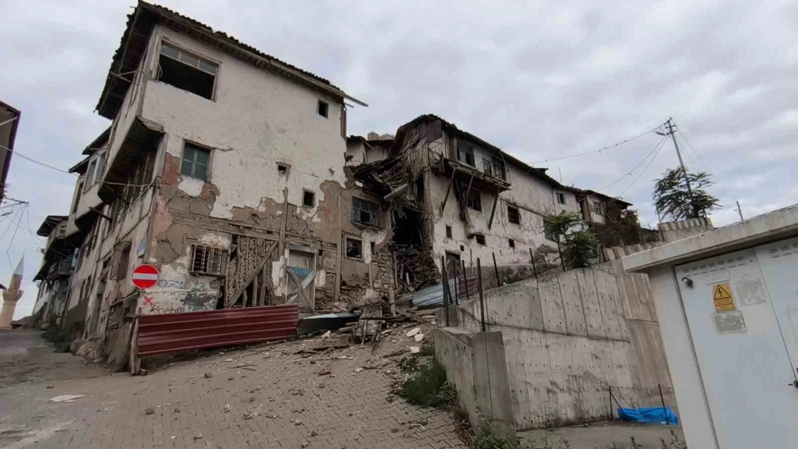 TOKAT’TA DAHA ÖNCE BİR BÖLÜMÜ ÇÖKEN METRUK BİNADA YENİDEN ÇÖKME MEYDANA GELDİ. YAPIDAN KOPAN PARÇALARIN SOKAĞA DÜŞTÜĞÜ ANLAR BİR İŞ YERİNİN GÜVENLİK KAMERASINA YANSIDI.
