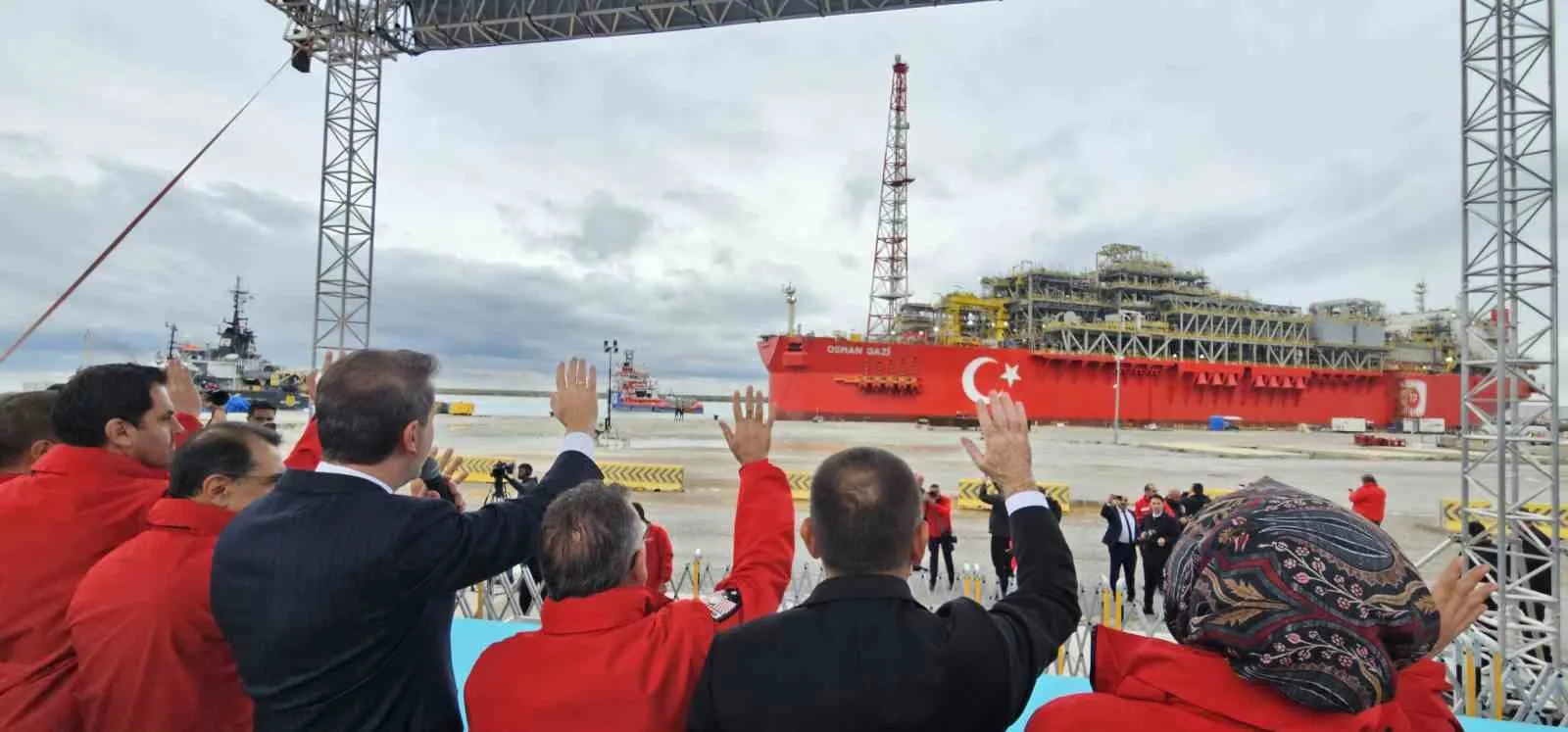 TÜRKİYE'NİN İLK YÜZER DOĞAL GAZ İŞLEME TESİSİ OSMAN GAZİ YÜZER ÜRETİM PLATFORMU, ZONGULDAK'IN FİLYOS BELDESİNDEN SAKARYA GAZ SAHASI'NA UĞURLANDI. ENERJİ VE TABİİ KAYNAKLAR BAKANI ALPARSLAN BAYRAKTAR, KARADENİZ'DEKİ DOĞAL GAZ ÜRETİMİNİN 2027 YILINDA GÜNLÜK 20 MİLYON, 2028 YILINDA İSE 45 MİLYON METREKÜPE ÇIKARILMASININ HEDEFLENDİĞİNİ AÇIKLADI. BAYRAKTAR, YENİ ÜRETİM KAPASİTESİYLE 2028 YILINDA YAKLAŞIK 17 MİLYON HANENİN KARADENİZ GAZINI KULLANACAĞINI SÖYLEDİ.