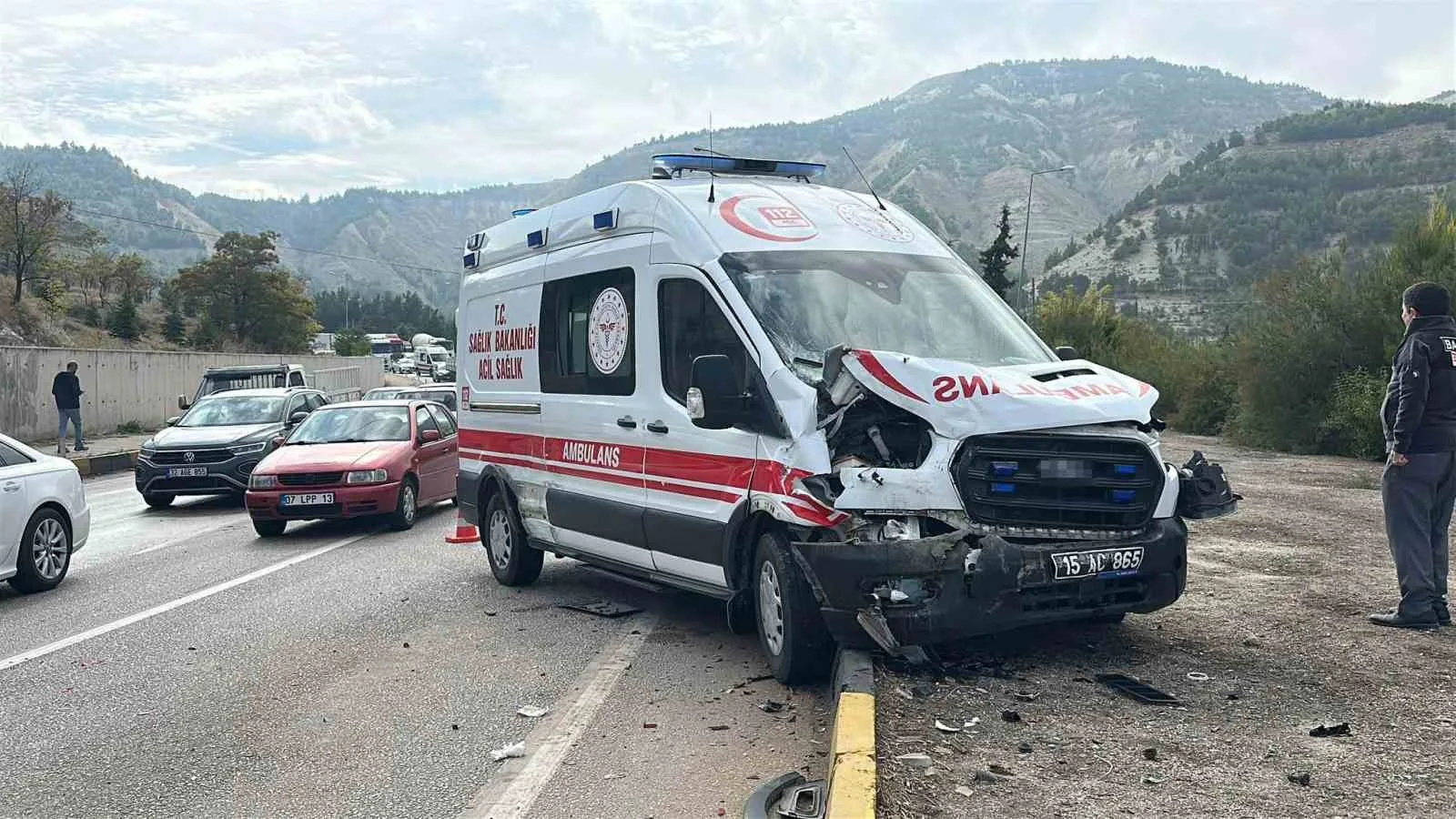 BURDUR'DA AMBULANSIN DA ARALARINDA BULUNDUĞU 4 ARACIN KARIŞTIĞI TRAFİK KAZASINDA 7 KİŞİ HAFİF YARALANDI