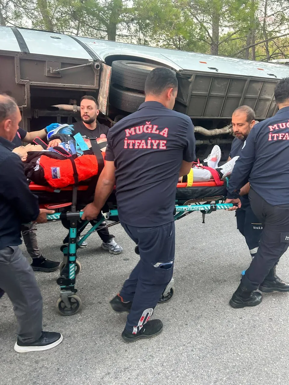 Marmaris'te otel servisi devrildi: 14 yaralı — fotoğraf 3