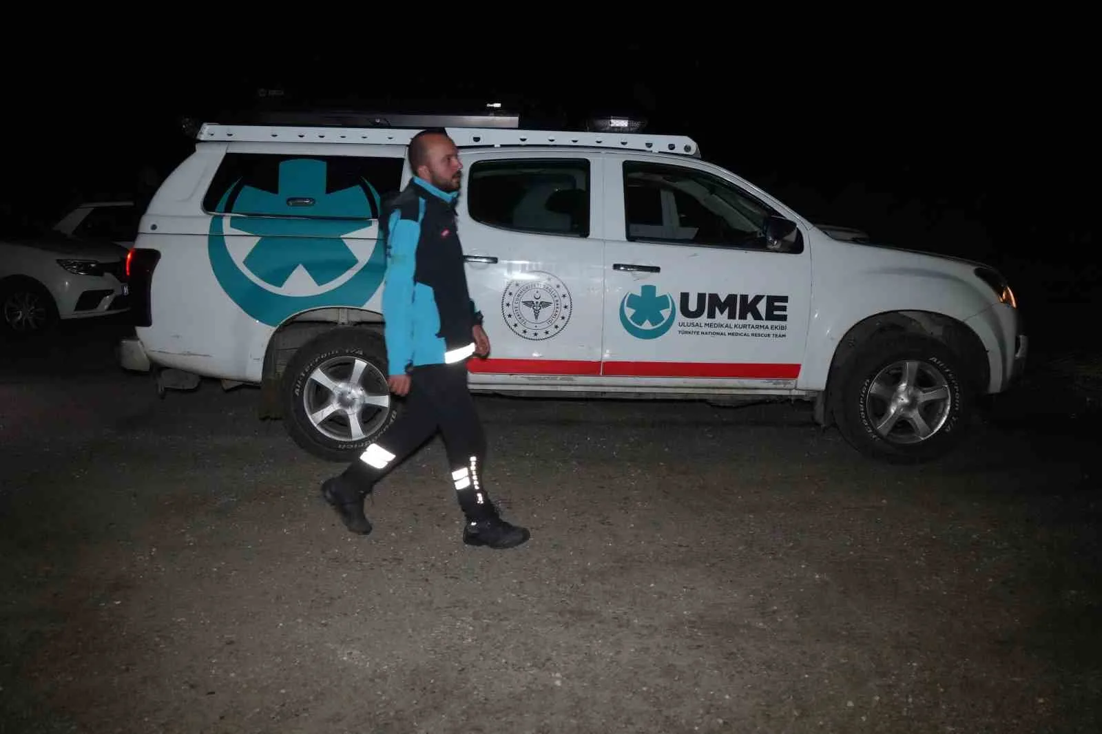 NEHİRDE BİR AİLENİN MAHSUR KALDIĞI İHBARI ÜZERİNE BÖLGEYE AFAD, UMKE, JANDARMA VE 112 ACİL SAĞLIK EKİPLERİ SEVK EDİLDİ.