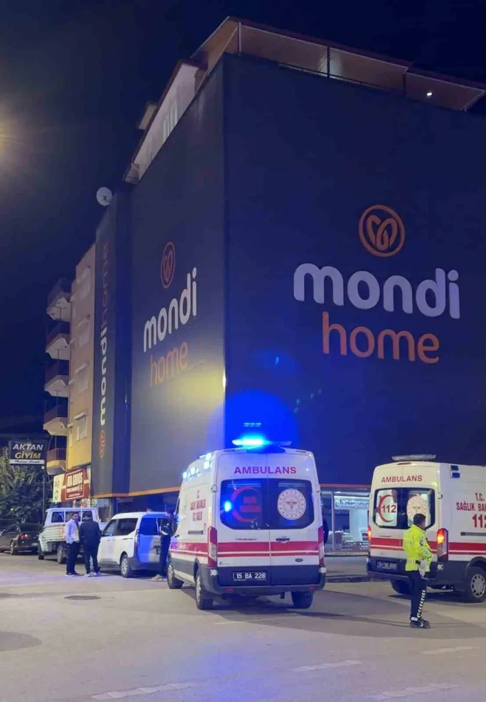 İLK MÜDAHALESİ OLAY YERİNDE YAPILAN GENÇ, AMBULANSLA BUCAK DEVLET HASTANESİNE KALDIRILDI