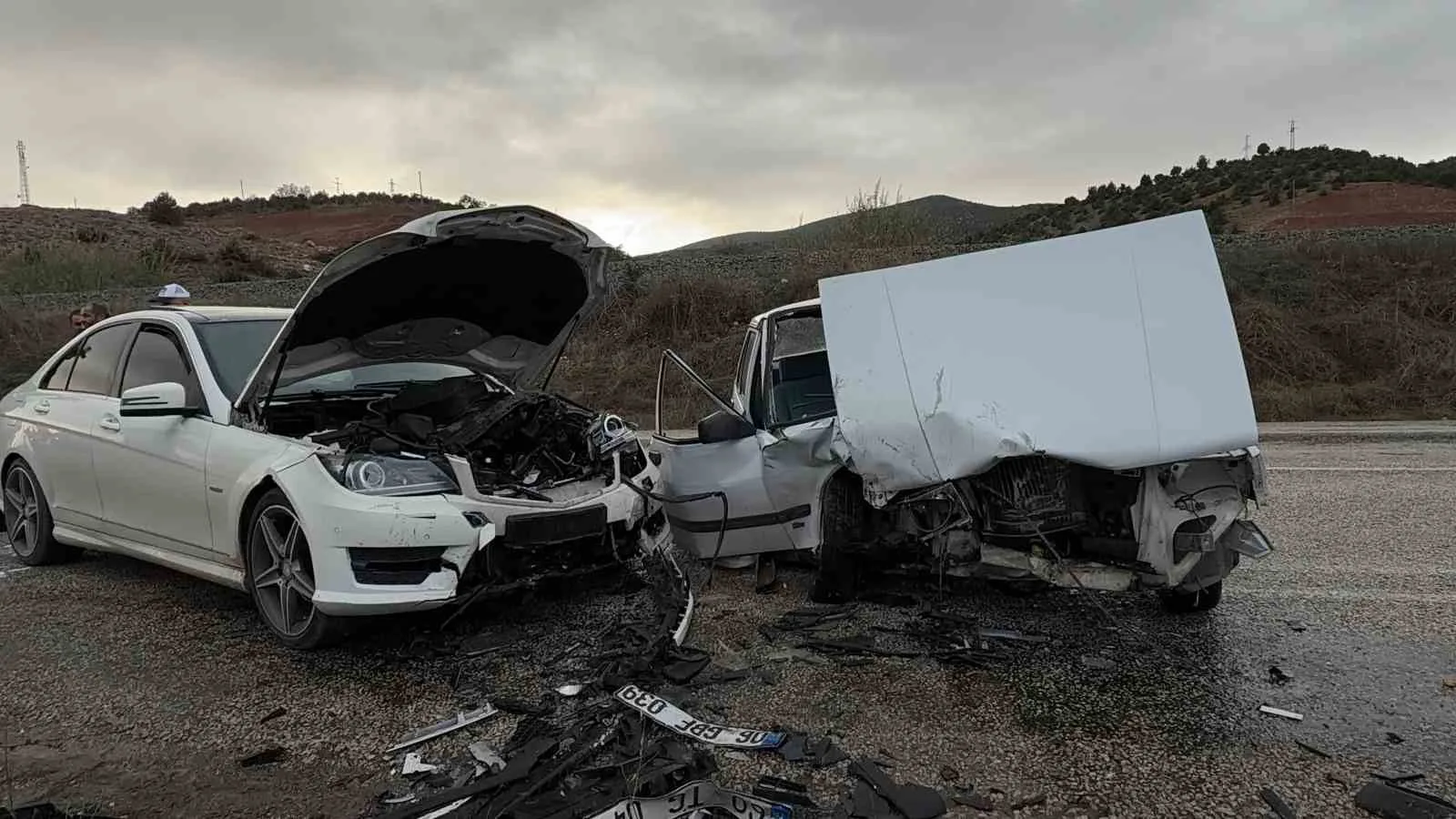 ZİLE – TURHAL KARAYOLU’NDA İKİ OTOMOBİL KAFA KAFAYA ÇARPIŞTI. MEYDANA GELEN KAZADA 5 KİŞİ YARALANDI.