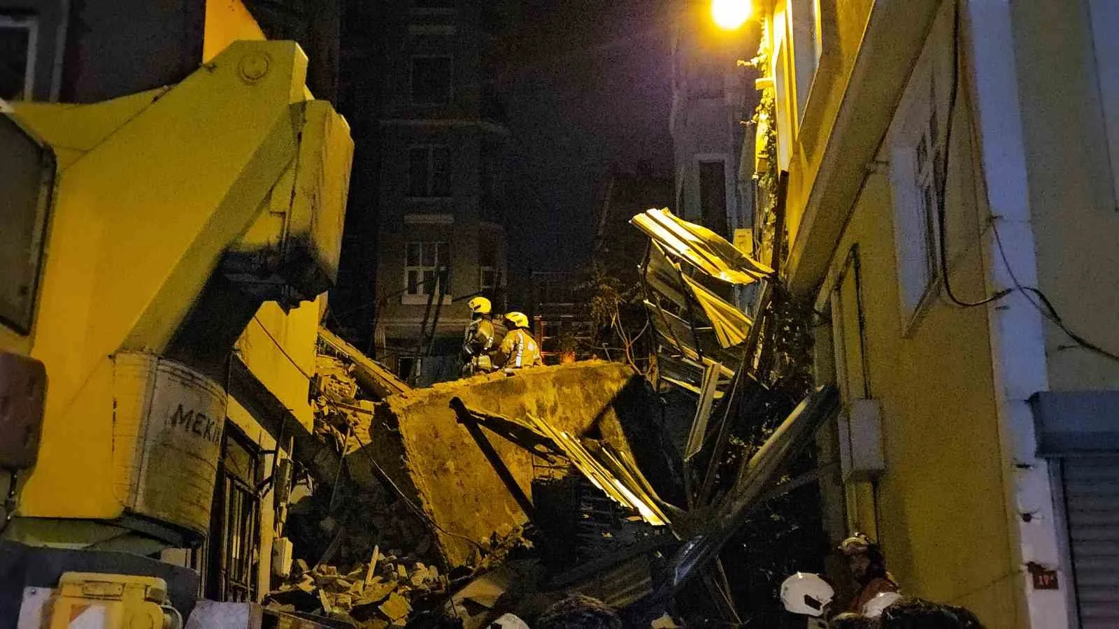 BEYOĞLU'NDA 5 KATLI BİNA ÇÖKTÜ: ARAMA ÇALIŞMALARI DEVAM EDİYOR