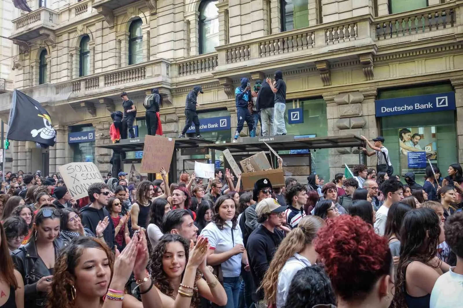 İTALYA’NIN MİLANO KENTİNDE HAYAT PAHALILIĞI VE BAŞBAKAN GİORGİA MELONİ HÜKÜMETİNE KARŞI DÜZENLENEN VE 5 BİNDEN FAZLA KİŞİNİN KATILDIĞI PROTESTO YÜRÜYÜŞÜNÜN ARDINDAN POLİSLE GÖSTERİCİLER ARASINDA ÇATIŞMA ÇIKARKEN, GÜVENLİK GÜÇLERİ TAŞ VE SERT CİSİMLER ATAN GRUPLARA GÖZ YAŞARTICI GAZLA MÜDAHALE ETTİ.
