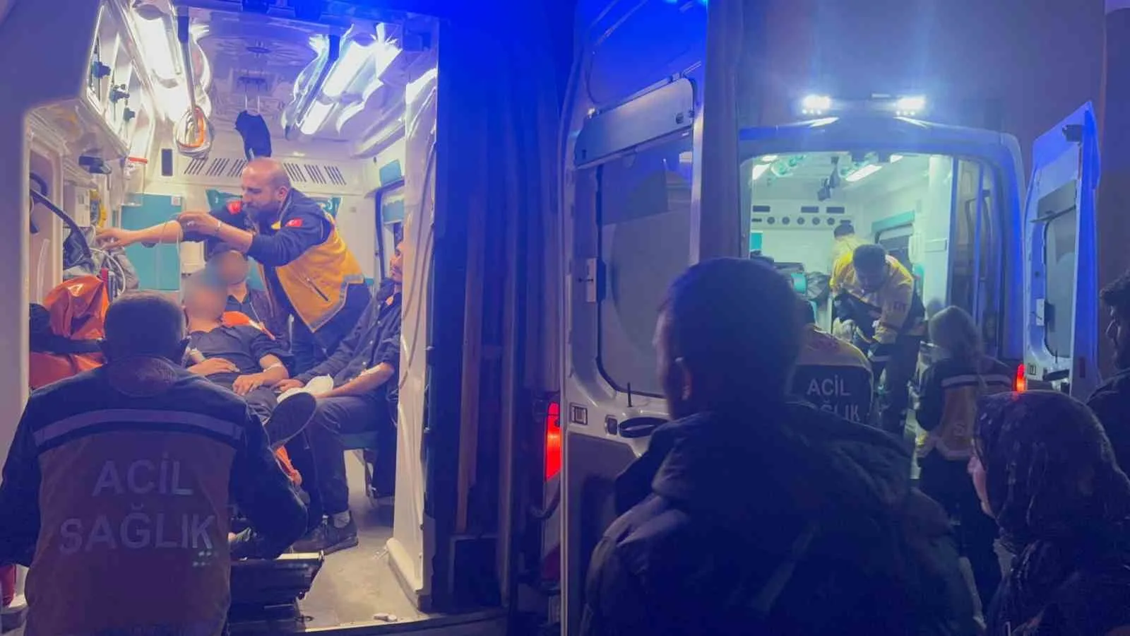 HAKKÂRİ’DE DÜZENSİZ GÖÇMENLERİ TAŞIYAN MİNİBÜSÜN KONTROLDEN ÇIKARAK DEREYE UÇMASI SONUCU 20 KİŞİ YARALANDI. YARALILAR, JANDARMA EKİPLERİNİN EŞLİĞİNDE AMBULANSLARLA HAKKÂRİ DEVLET HASTANESİ’NE KALDIRILARAK TEDAVİ ALTINA ALINDI.