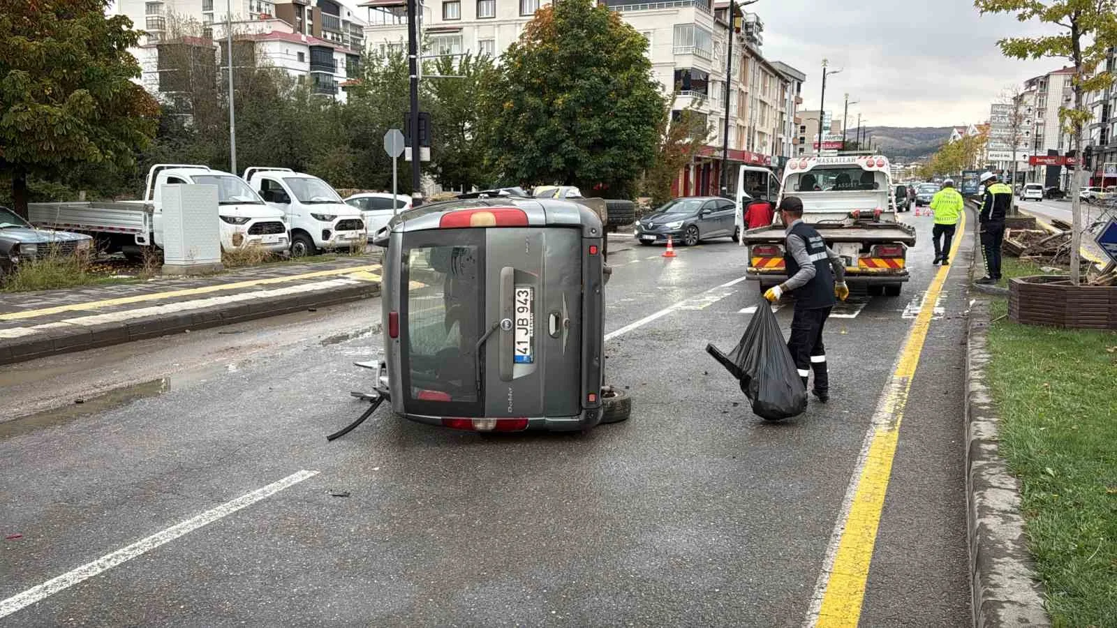SİVAS’TA KONTROLDEN ÇIKAN HAFİF TİCARİ ARACIN REFÜJDEKİ AĞACA ÇARPARAK YAN YATMASI SONUCU SÜRÜCÜ DAHİL 4 KİŞİ YARALANDI.