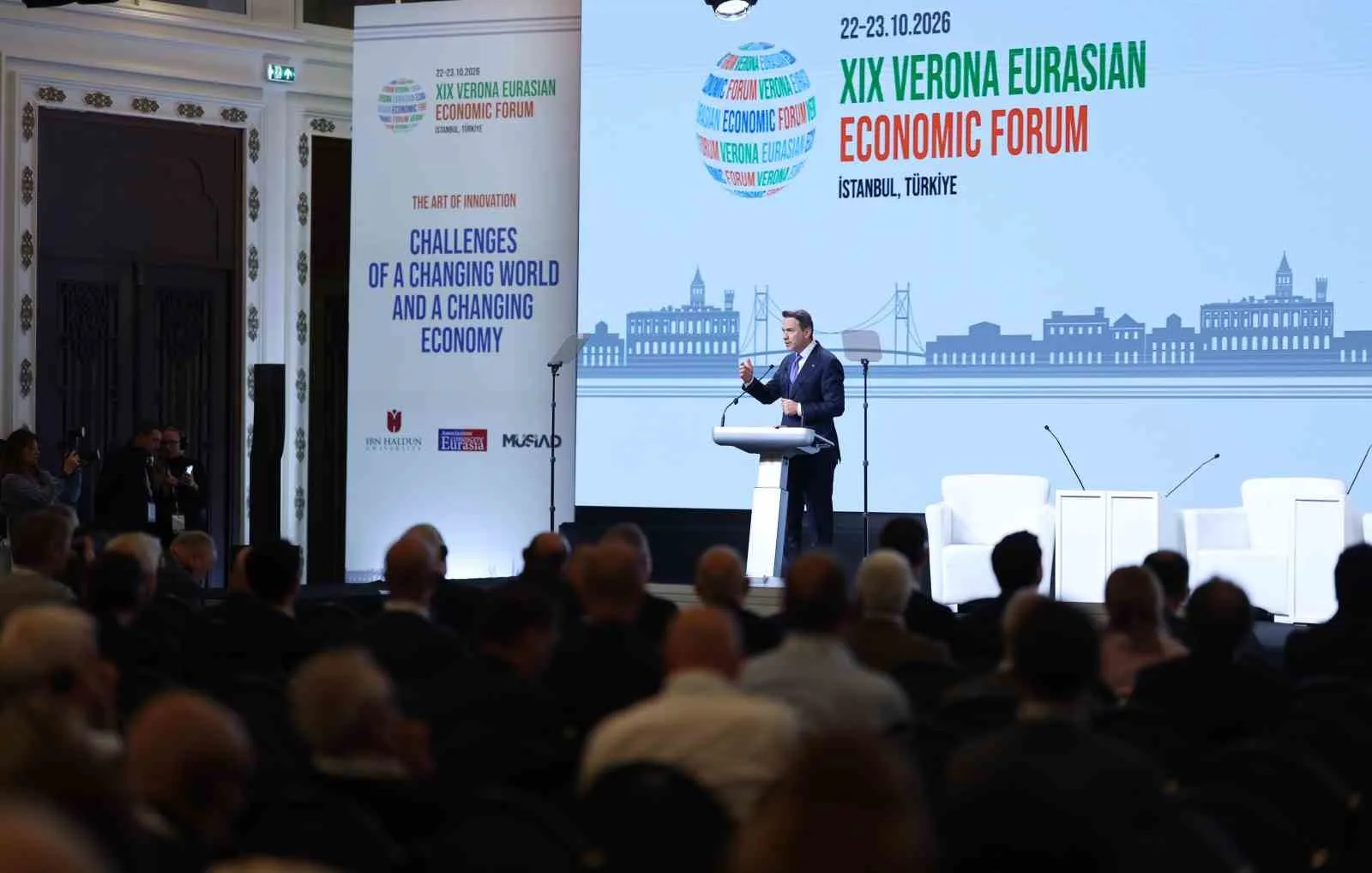 ENERJİ VE TABİİ KAYNAKLAR BAKANI ALPASLAN BAYRAKTAR, "PETROL VE DOĞAL GAZIN ÖNÜMÜZDEKİ YILLARDA DA KÜRESEL ENERJİ KARMASININ ÖNEMLİ BİLEŞENLERİ OLMAYA DEVAM EDECEĞİNİ KABUL EDİYORUZ. KARADENİZ'DEKİ 785 MİLYAR METREKÜPLÜK DOĞAL GAZ KEŞFİMİZ, TÜRKİYE'NİN İÇ ÜRETİM GÖRÜNÜMÜNÜ KÖKTEN DEĞİŞTİRDİ. SAKARYA GAZ SAHASI'NDA ÜRETİM GÜNDE YAKLAŞIK 10 MİLYON METREKÜPE ULAŞTI. BUNU BU YILIN SONUNA KADAR İKİ KATINA ÇIKARMAYI VE 2028 YILINA KADAR GÜNDE 45 MİLYON METREKÜPE ULAŞTIRMAYI HEDEFLİYORUZ" DEDİ.