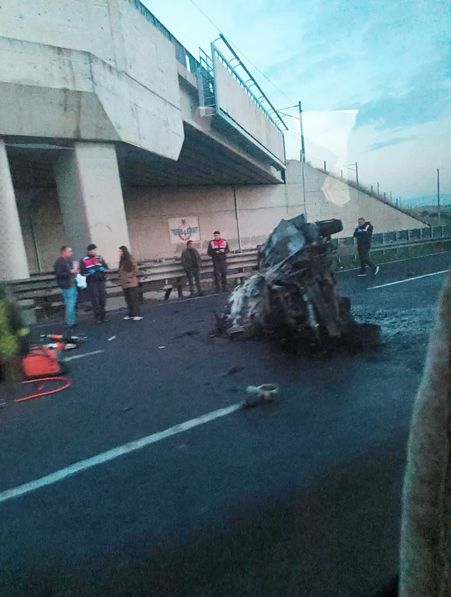 ANKARA’DA KONTROLDEN ÇIKIP REFÜJE ÇARPMASININ ARDINDAN TAKLA ATAN OTOMOBİLDE YANGIN ÇIKTI. ARAÇ İÇİNDE MAHSUR KALAN BİR KİŞİ YANARAK HAYATINI KAYBETTİ.