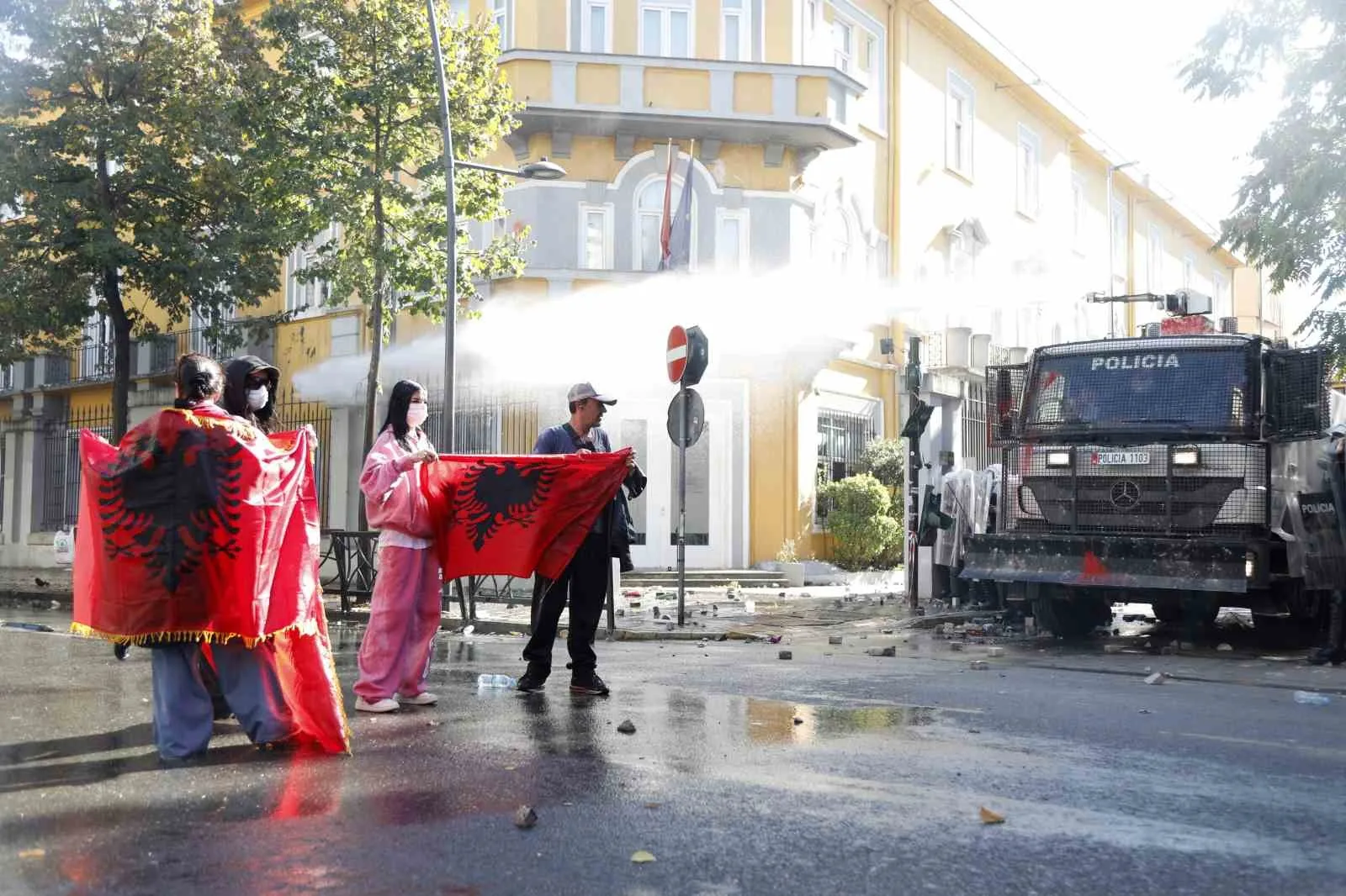 ARNAVUTLUK'TA AĞIRLIKLI OLARAK ÜNİVERSİTE VE LİSE ÖĞRENCİLERİNİN GERÇEKLEŞTİRDİĞİ PROTESTOLAR DÖRDÜNCÜ GÜNÜNDE DEVAM EDERKEN, POLİS VE GÖSTERİCİLER ARASINDA ÇATIŞMALAR YAŞANDI.