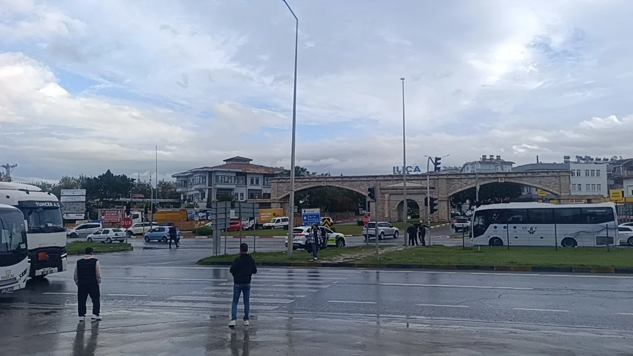 ANTALYA’NIN MANAVGAT İLÇESİNDE3 ARACIN KARIŞTIĞI ZİNCİRLEME TRAFİK KAZASINDA 1’İ YABANCI UYRUKLU 4 OTEL PERSONELİ YARALANDI.