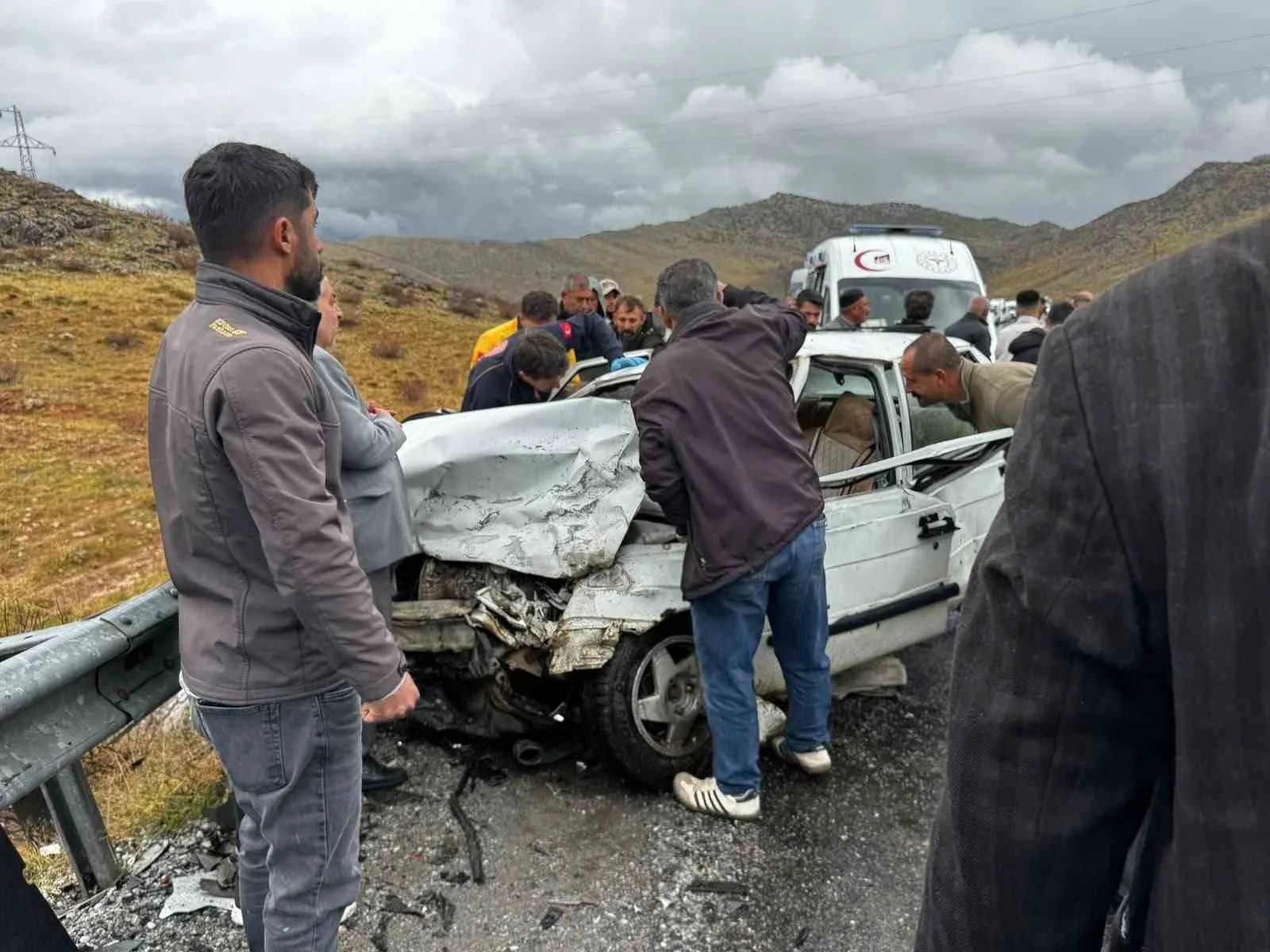 BİTLİS'TE İKİ OTOMOBİLİN ÇARPIŞMASI SONUCU 5 KİŞİ YARALANDI.