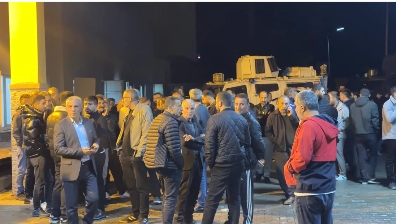 HAKKARİ'NİN YÜKSEKOVA İLÇESİNDE ÇIKAN SİLAHLI KAVGADA 3 KİŞİ YARALANDI.