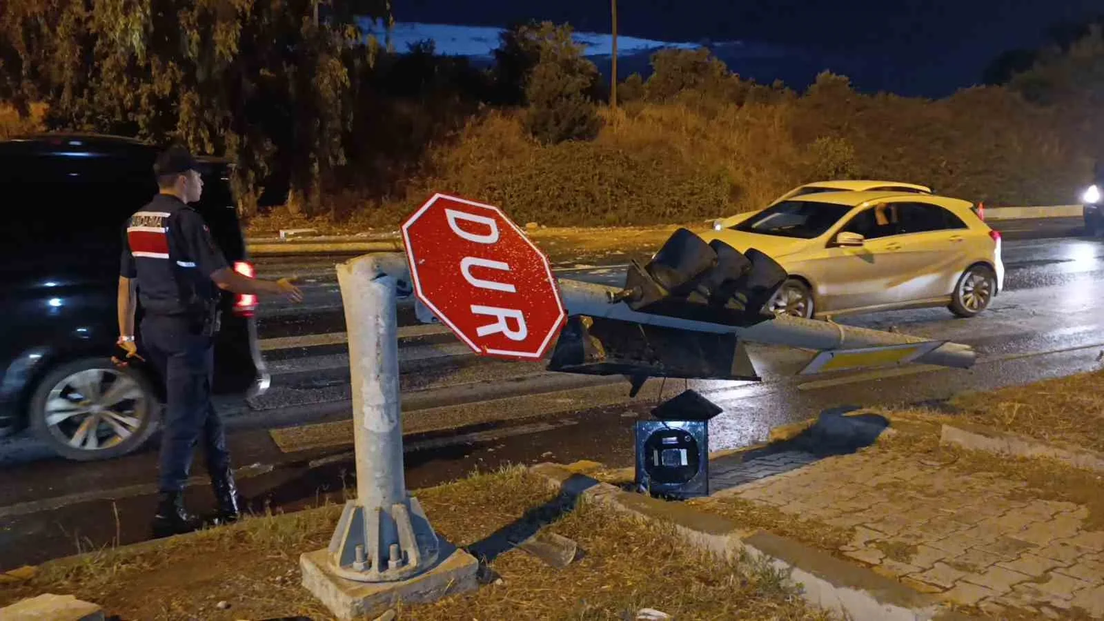ANTALYA’NIN MANAVGAT İLÇESİNDE YAĞIŞ NEDENİYLE KAYGANLAŞAN YOLDA KONTROLDEN ÇIKAN TIR DEVRİLDİ. KAZAYI GÖREN VATANDAŞLARIN DORSENİN ALTINDA 2 KADININ KALDIĞINI BİLDİRMESİ ÜZERİNE YAN YATAN TIRIN KALDIRILMASI İÇİN ÇALIŞMA BAŞLATILDI.