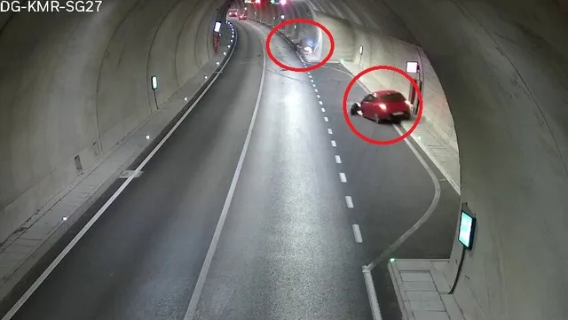 KAZANIN GÜVENLİK KAMERASI GÖRÜNTÜLERİ ORTAYA ÇIKARKEN, GÖRÜNTÜLERDE OTOMOBİLİN KENDİ ŞERİDİNDEN ÇIKARAK MOTOSİKLETE ÇARPTIĞI ANLAR SANİYE SANİYE KAYDEDİLDİ.