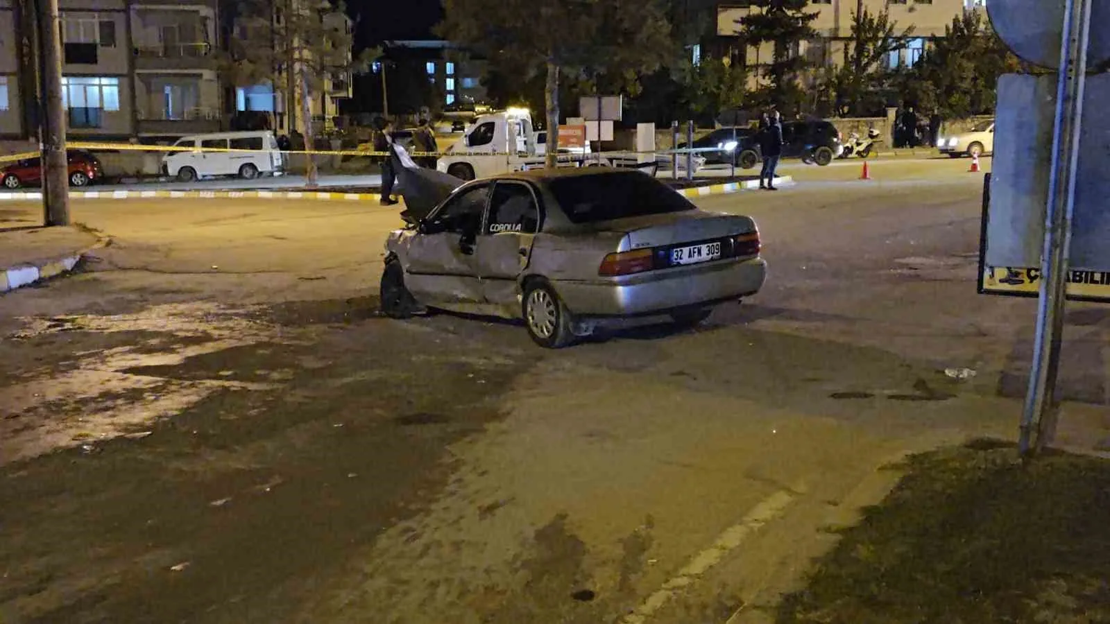 O.Ç. İDARESİNDEKİ OTOMOBİL, İ.Ş. İDARESİNDEKİ OTOMOBİL İLE KAVŞAKTA ÇARPIŞTI. ÇARPIŞMANIN ETKİSİYLE ARAÇLARDAN BİRİ KALDIRIMA ÇIKARAK DURABİLDİ.