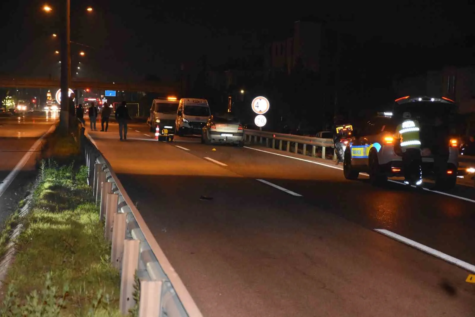 SAKARYA’NIN HENDEK İLÇESİ D-100 KARA YOLUNDA YOLUN KARŞISINA GEÇMEYE ÇALIŞAN 69 YAŞINDAKİ KADIN, OTOMOBİLİN ÇARPMASI NETİCESİNDE OLAY YERİNDE HAYATINI KAYBETTİ.