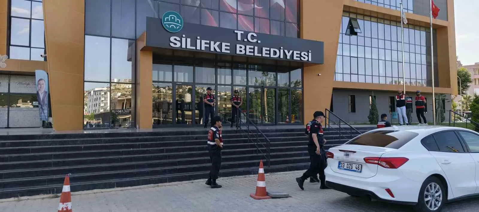 MERSİN'İN SİLİFKE İLÇESİNDE BELEDİYENİN İHALE, MAL VE HİZMET ALIMI, HAKEDİŞ, İMAR VE RUHSAT İŞLEMLERİNDE ÜÇÜNCÜ KİŞİLERE HAKSIZ MENFAAT SAĞLANDIĞI İDDİALARINA İLİŞKİN YÜRÜTÜLEN SORUŞTURMA KAPSAMINDA İKİNCİ DALGADA GÖZALTINA ALINAN 7 ŞÜPHELİDEN ARALARINDA BELEDİYE BAŞKAN YARDIMCISININ DA BULUNDUĞU 3 ŞÜPHELİ TUTUKLANDI.