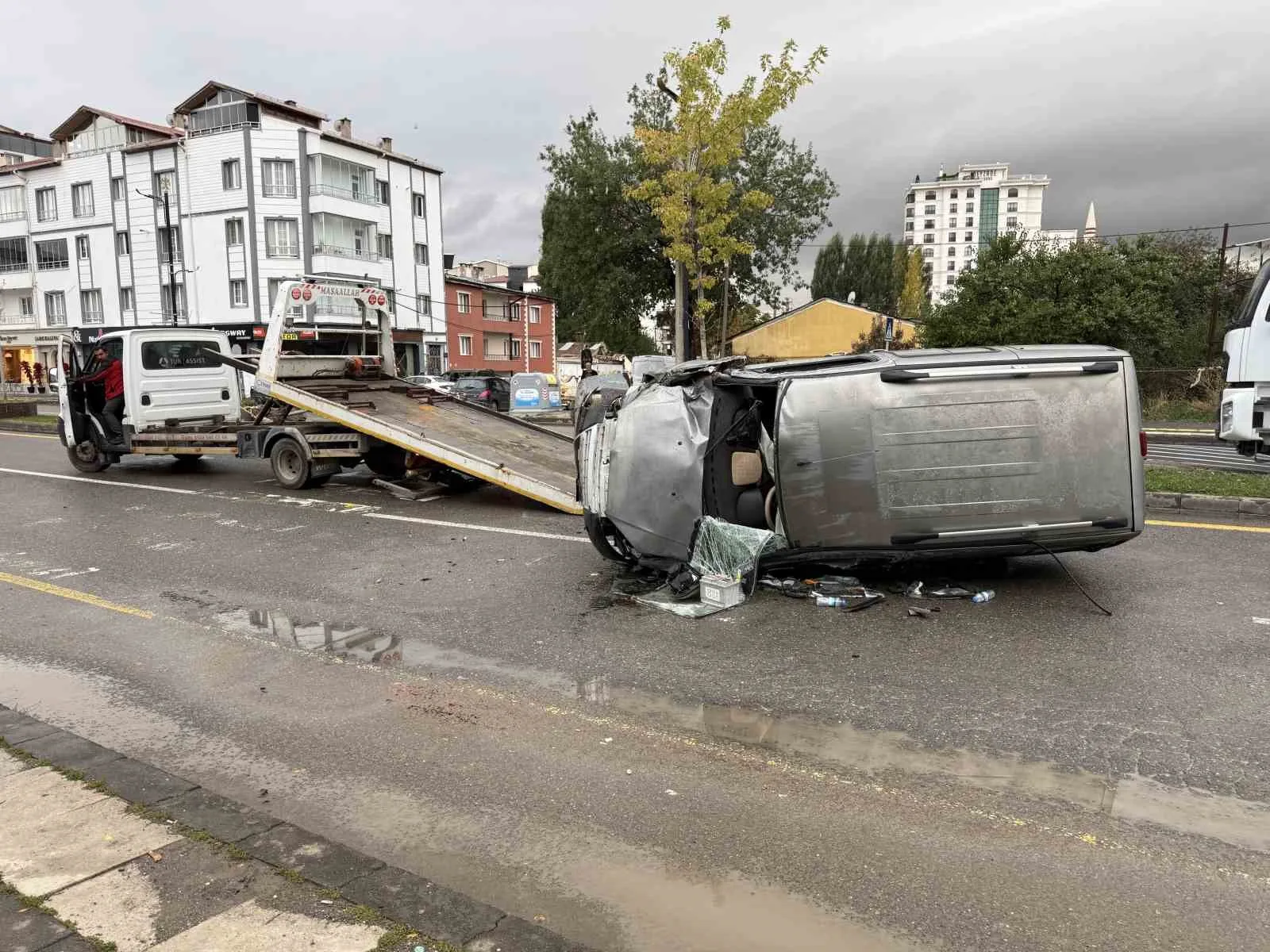 SİVAS’TA KONTROLDEN ÇIKAN HAFİF TİCARİ ARACIN REFÜJDEKİ AĞACA ÇARPARAK YAN YATMASI SONUCU SÜRÜCÜ DAHİL 4 KİŞİ YARALANDI.