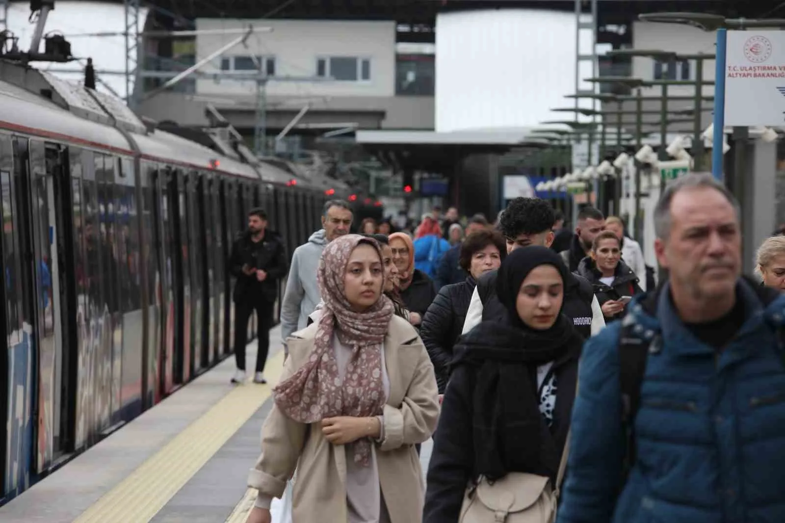 ULAŞTIRMA VE ALTYAPI BAKANI ABDULKADİR URALOĞLU, 29 EKİM CUMHURİYET BAYRAMI’NDA BAŞKENTRAY, MARMARAY, İZBAN, SİRKECİ-KAZLIÇEŞME RAYLI SİSTEM HATTI VE GAYRETTEPE-İSTANBUL HAVALİMANI-HALKALI METRO HATTI’NIN ÜCRETSİZ OLARAK HİZMET VERECEĞİNİ BİLDİRDİ.