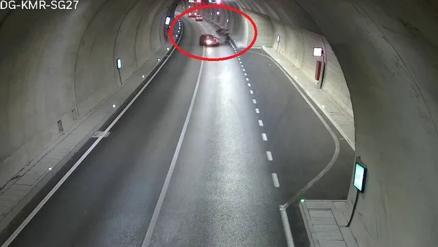 KAZANIN GÜVENLİK KAMERASI GÖRÜNTÜLERİ ORTAYA ÇIKARKEN, GÖRÜNTÜLERDE OTOMOBİLİN KENDİ ŞERİDİNDEN ÇIKARAK MOTOSİKLETE ÇARPTIĞI ANLAR SANİYE SANİYE KAYDEDİLDİ.