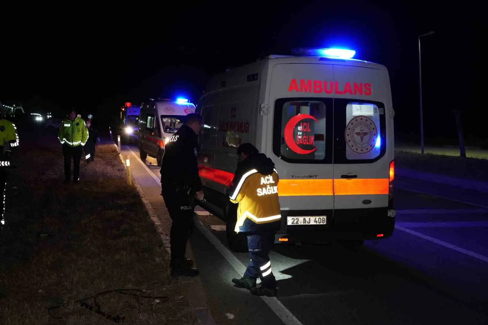 EDİRNE'DE METRELERCE SAVRULARAK TAKLA ATAN OTOMOBİLDE SÜRÜCÜ AĞIR, TOPLAM 3 KİŞİ YARALANDI