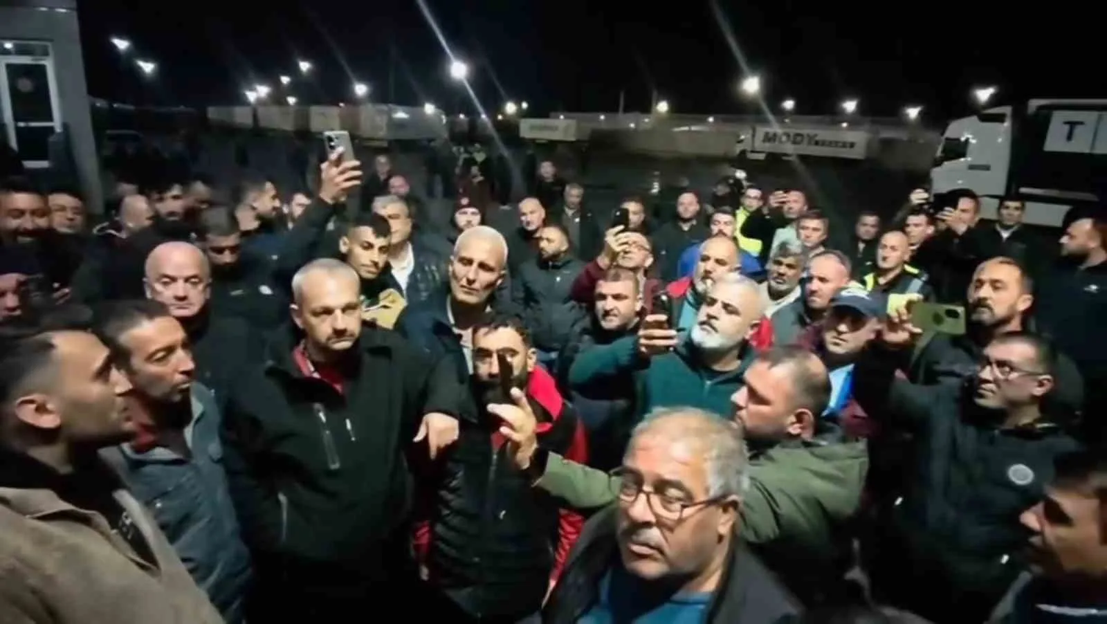 KAPIKULE SINIR KAPISI'NDA TIR SÜRÜCÜLERİ, SCHENGEN VİZE KISITLAMALARI NEDENİYLE MAĞDURİYET YAŞADIKLARINI BELİRTEREK YENİDEN EYLEM BAŞLATTI.