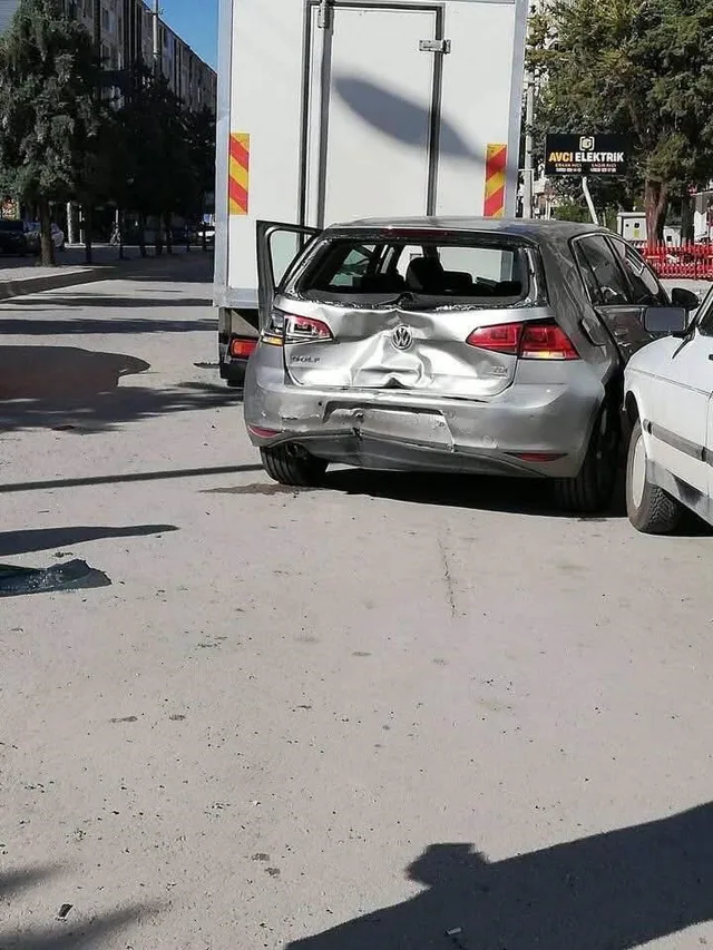 KONYA’NIN EREĞLİ İLÇESİNDE 4 ARACIN KARIŞTIĞI ZİNCİRLEME TRAFİK KAZASINDA 3 KİŞİ YARALANDI.