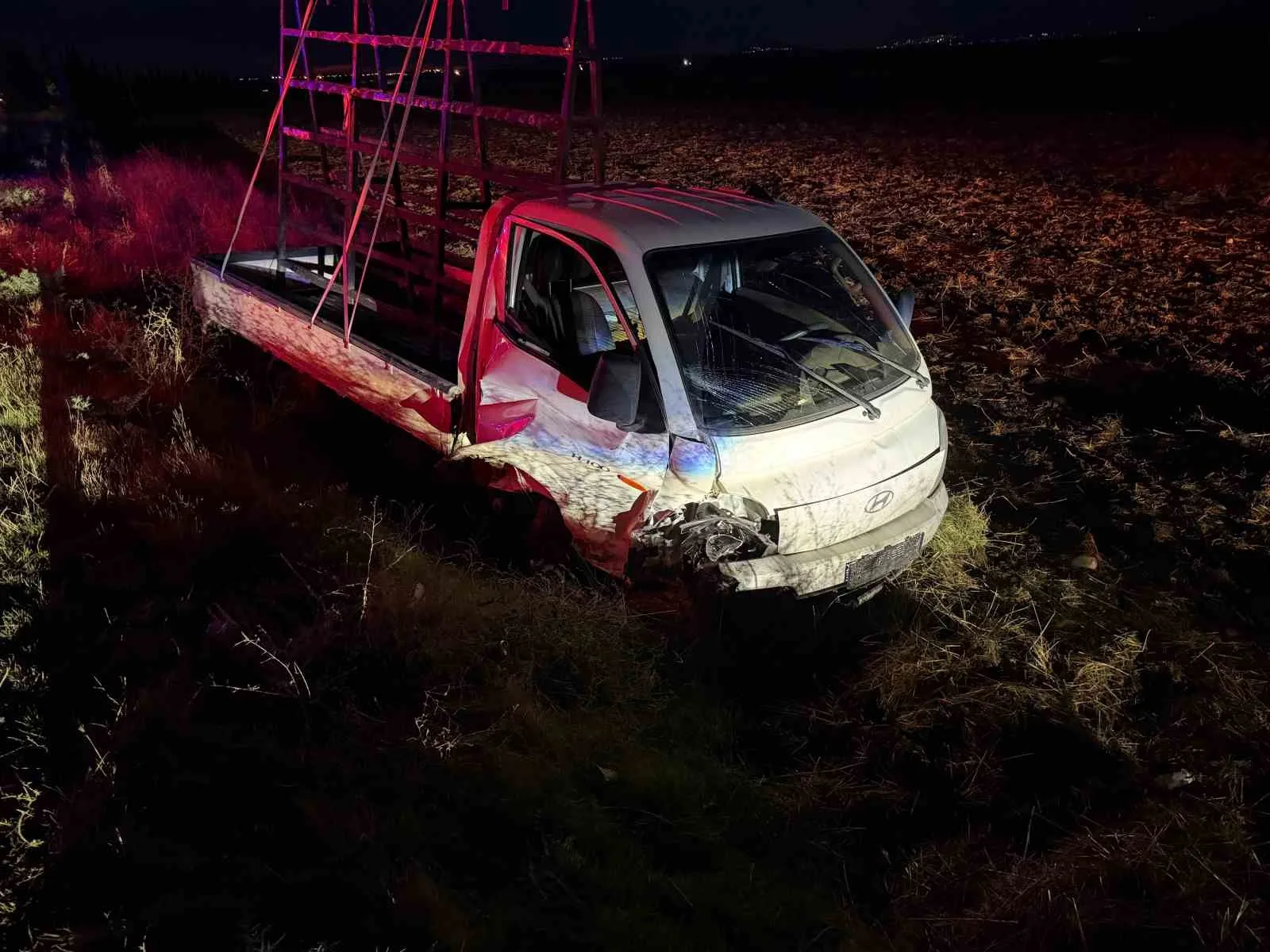ADIYAMAN’IN KAHTA İLÇESİNDE OTOMOBİL İLE KAMYONETİN ÇARPIŞMASI SONUCU MEYDANA GELEN TRAFİK KAZASINDA 1’İ AĞIR 4 KİŞİ YARALANDI.