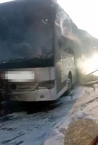BOLU’DA SEYİR HALİNDEKİ YOLCU OTOBÜSÜ, MOTOR KISMINDA ÇIKAN YANGIN SONUCU KULLANILAMAZ HALE GELDİ.