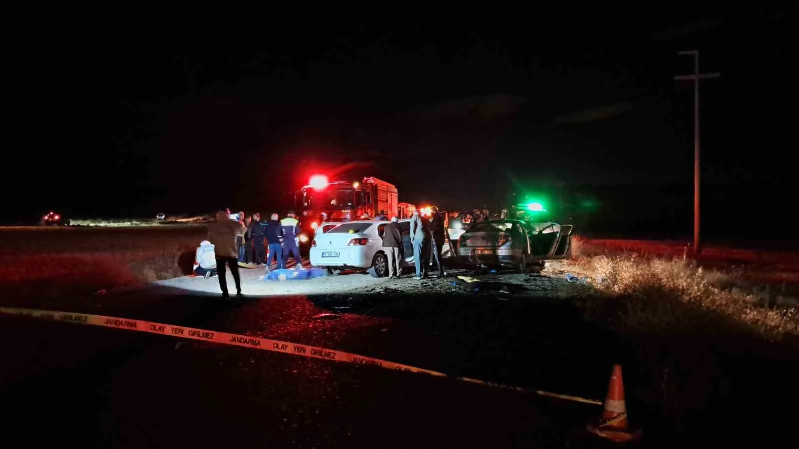 KARAMAN’DA İKİ OTOMOBİLİN KAFA KAFAYA ÇARPIŞMASI SONUCU MEYDANA GELEN TRAFİK KAZASINDA 2 KİŞİ HAYATINI KAYBEDERKEN, 2’Sİ AĞIR 5 KİŞİ YARALANDI.